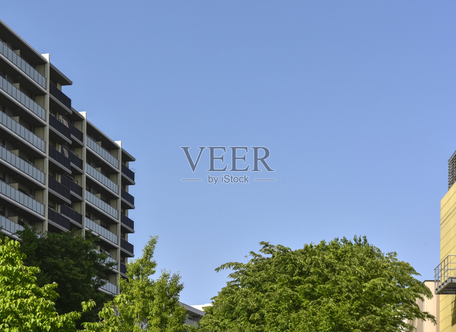 蓝天与住宅区。照片摄影图片