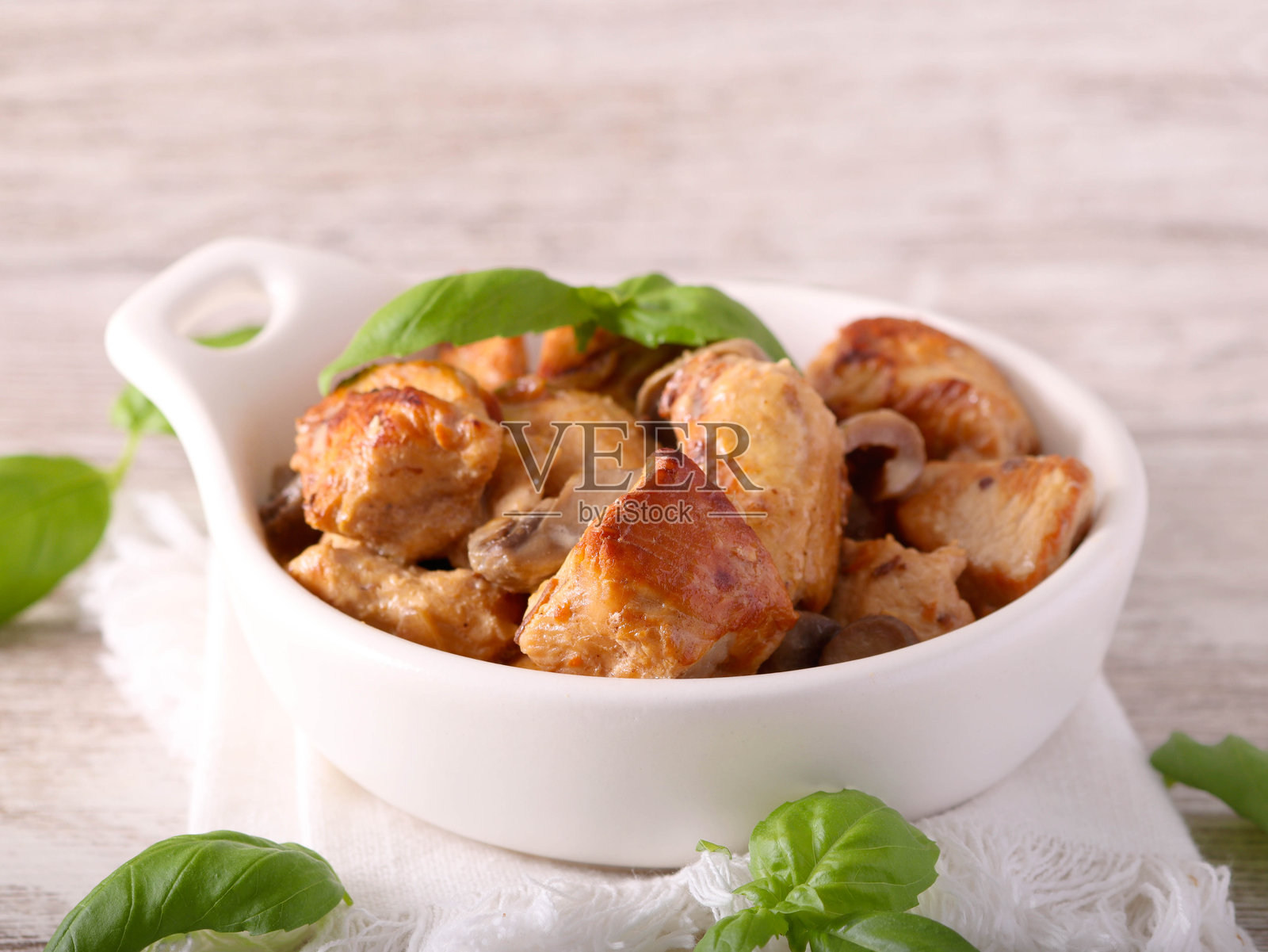 碗里的火鸡蘑菇炖菜照片摄影图片