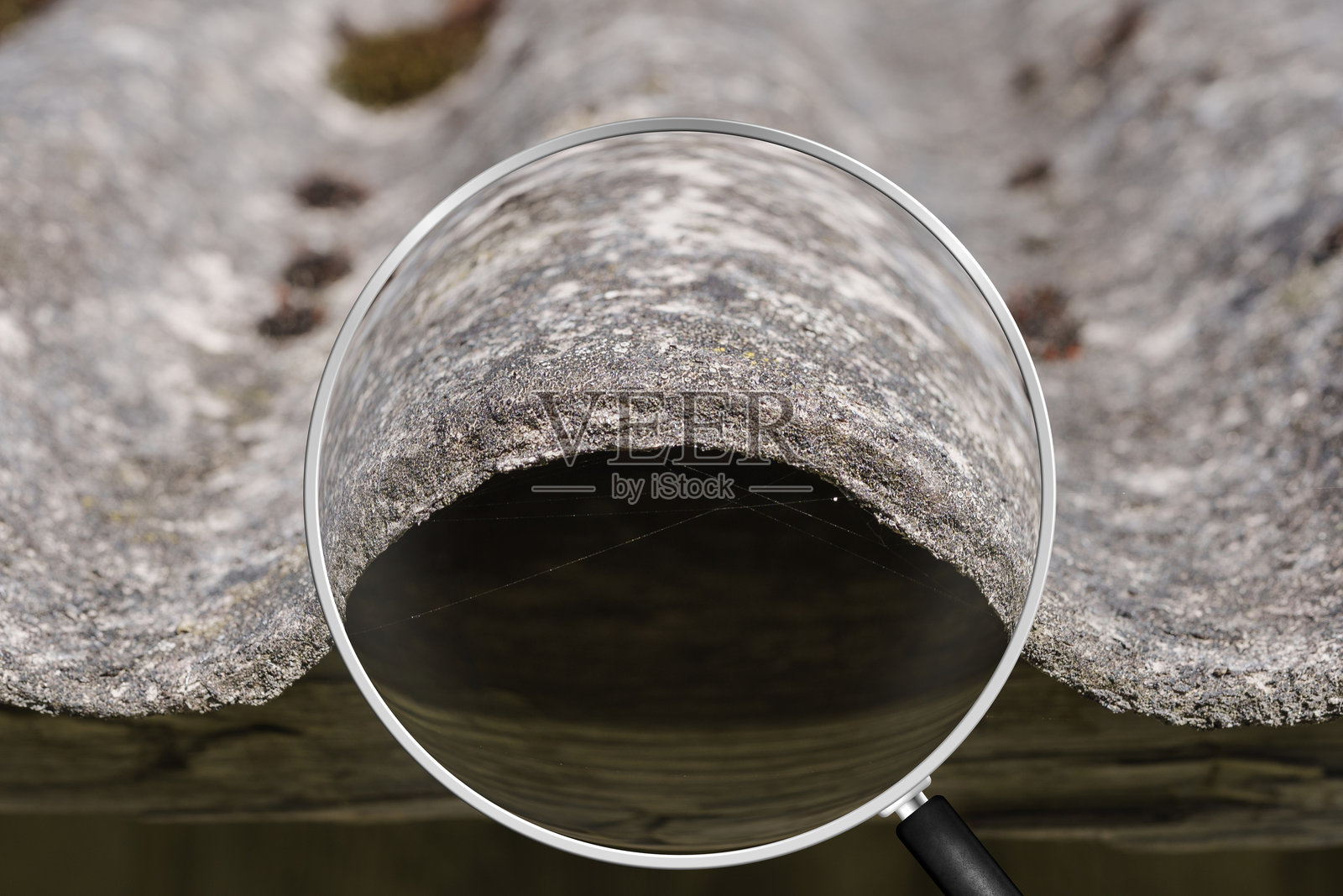 老旧且非常危险的石棉屋顶。环境中的石棉灰尘。石棉清除。照片摄影图片