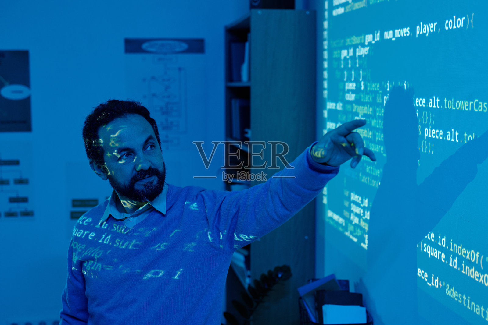 男子在办公室与投影屏幕互动照片摄影图片