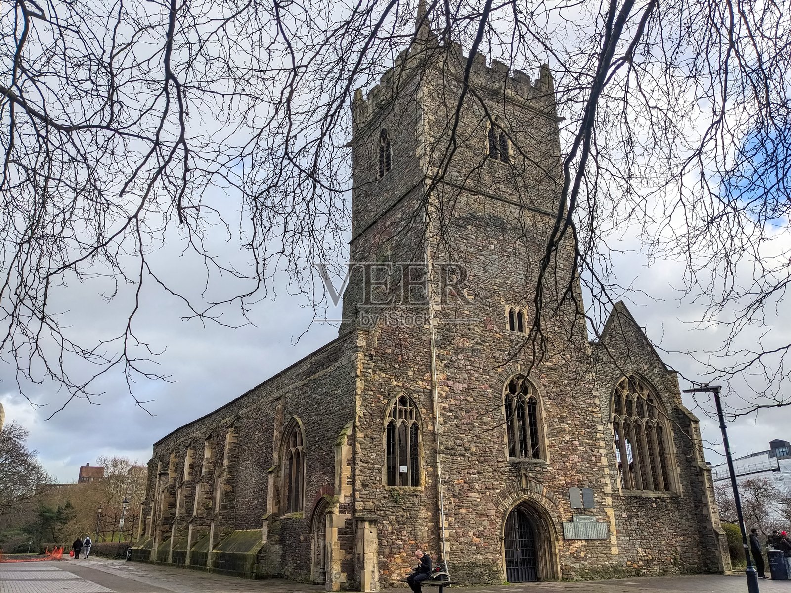 布里斯托城堡公园内历史悠久的圣彼得教堂遗址在阴云密布的天空下照片摄影图片