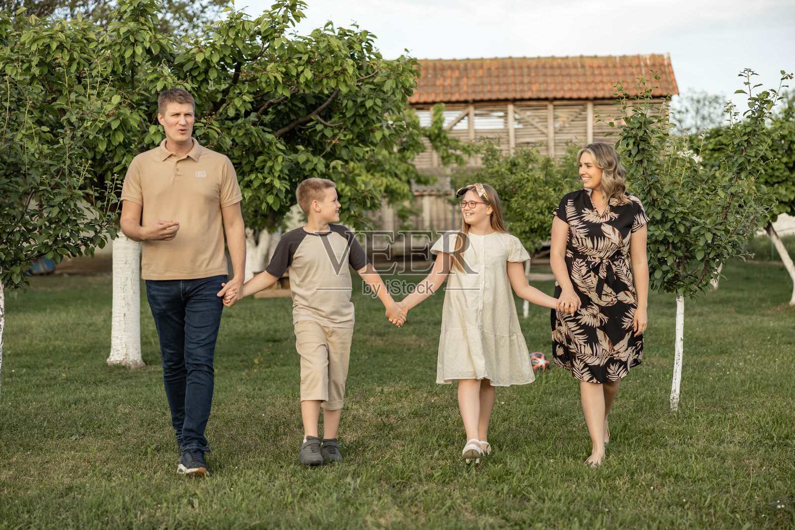 在大自然的怀抱中一起漫步照片摄影图片