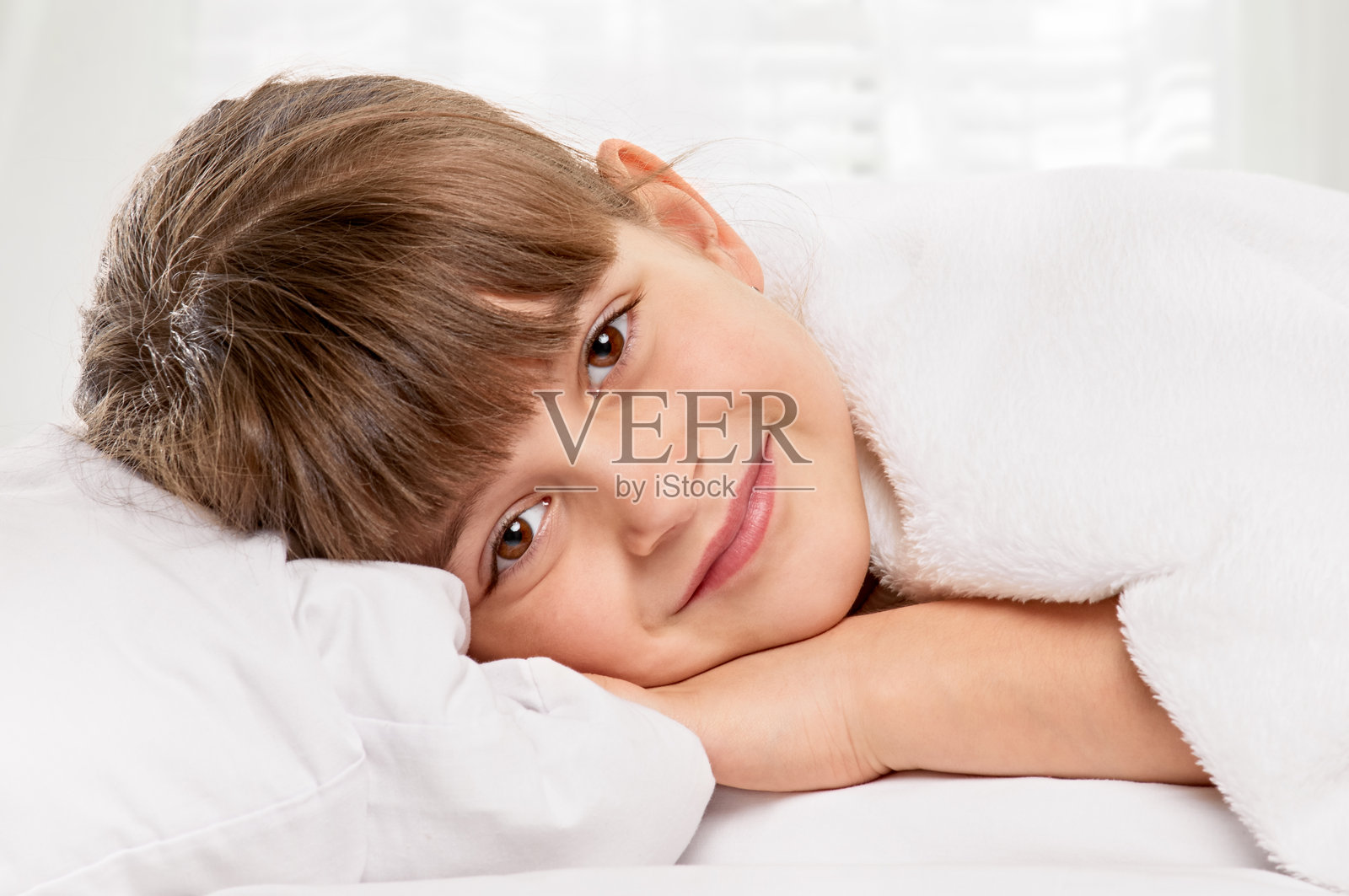 床上的小女孩照片摄影图片