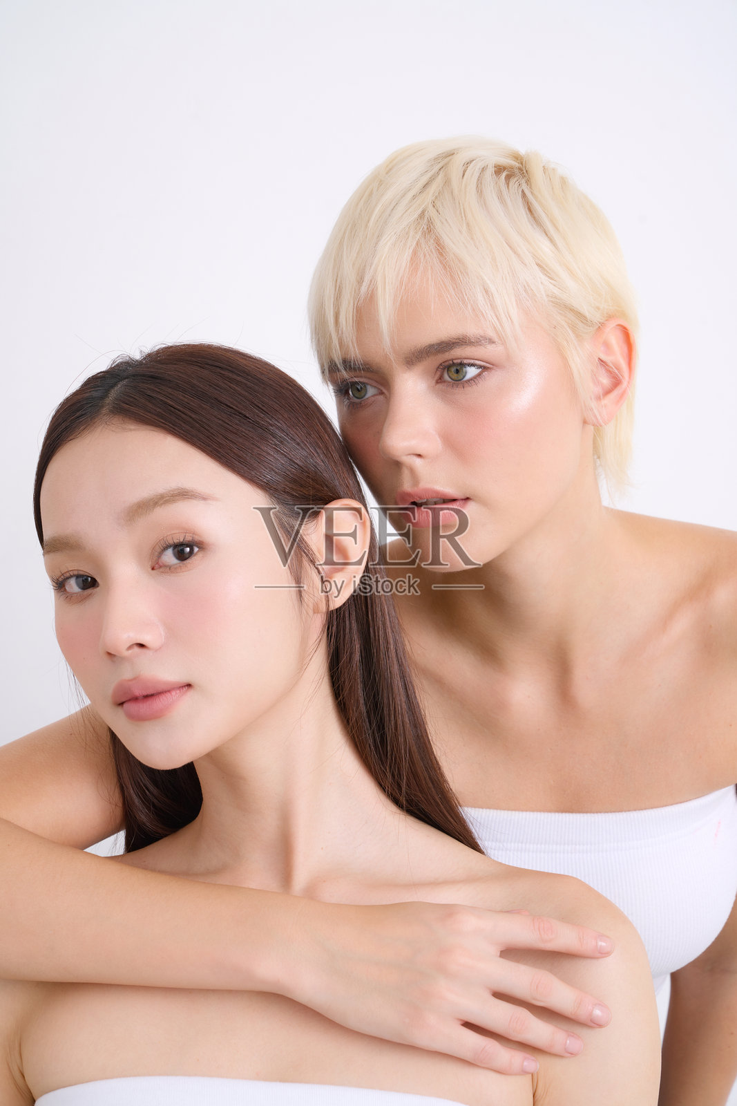 亚洲和白人女性的跨国护肤图片照片摄影图片