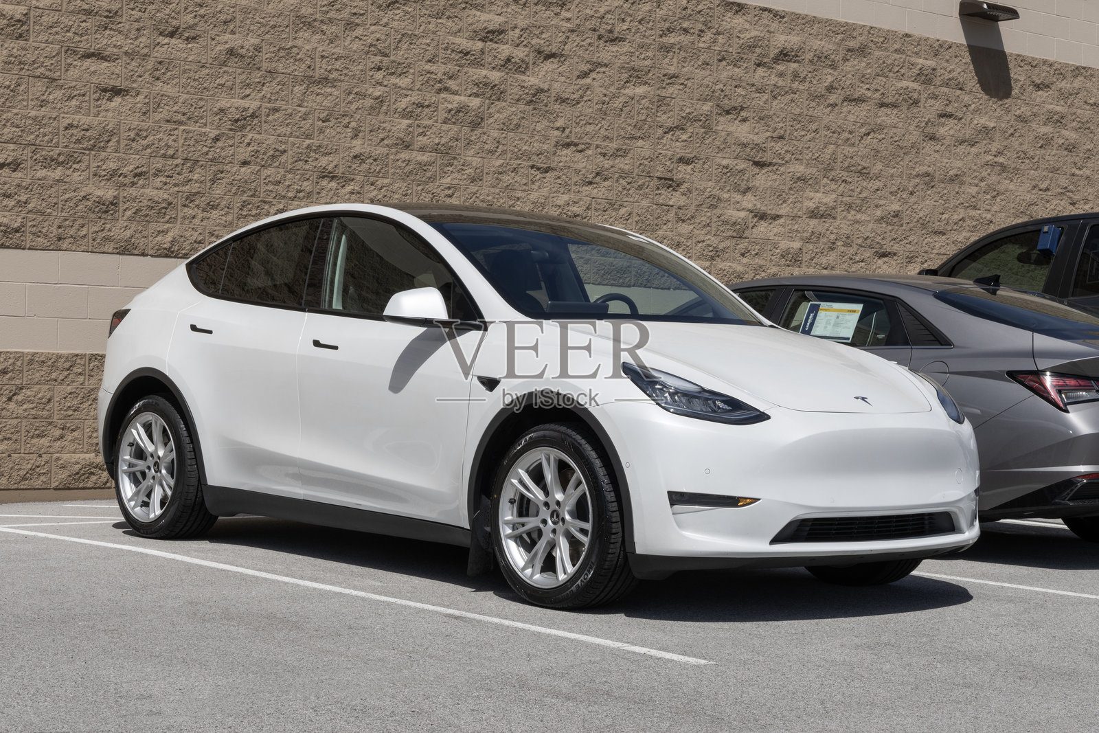 CarMax经销商处的二手特斯拉Model Y展示。考虑到价格问题,CarMax提供带有透明价格的二手车。型号:2020年照片摄影图片