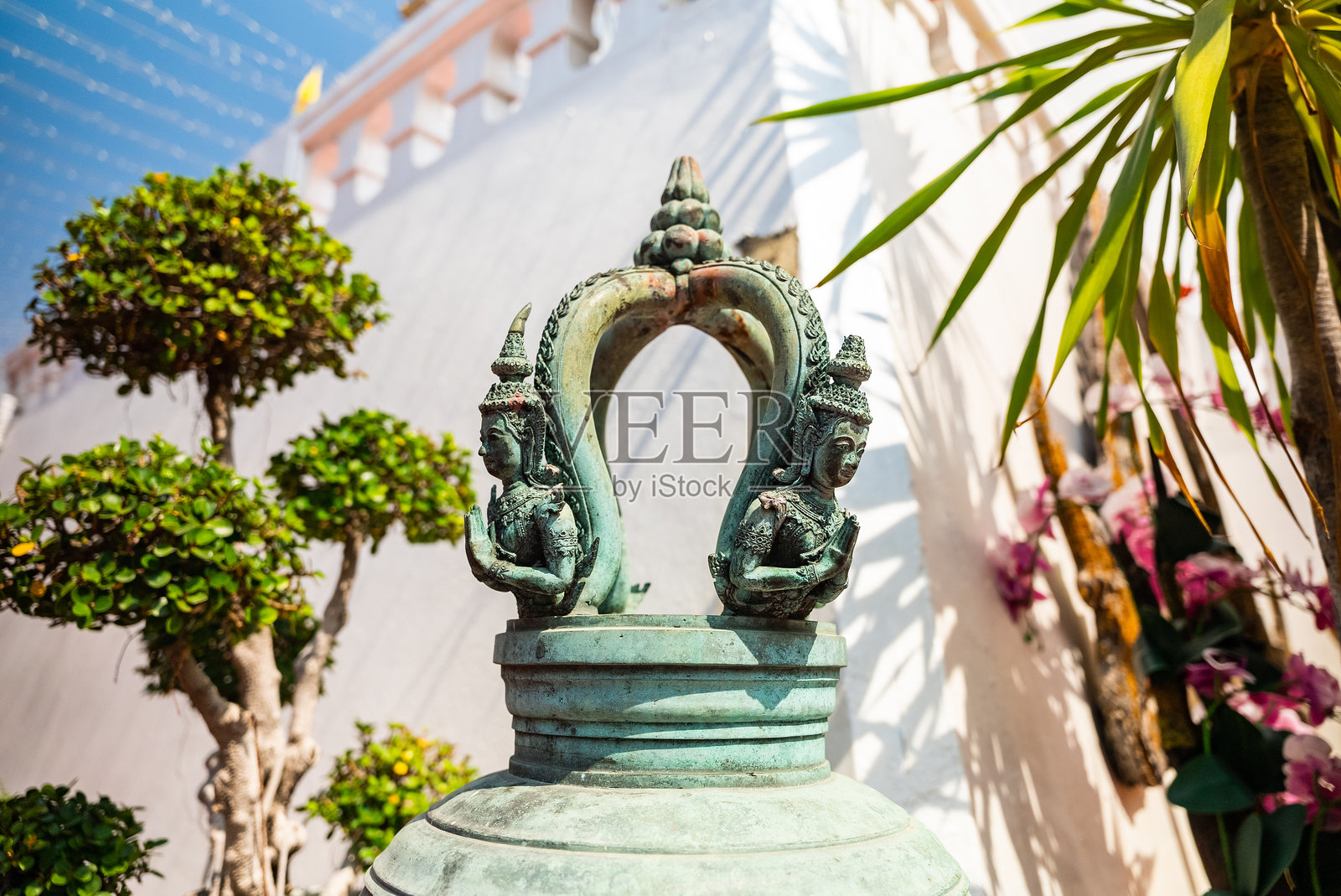 特写的神圣青铜钟，上面雕刻着守护天使。位于泰国曼谷的瓦萨凯寺。照片摄影图片