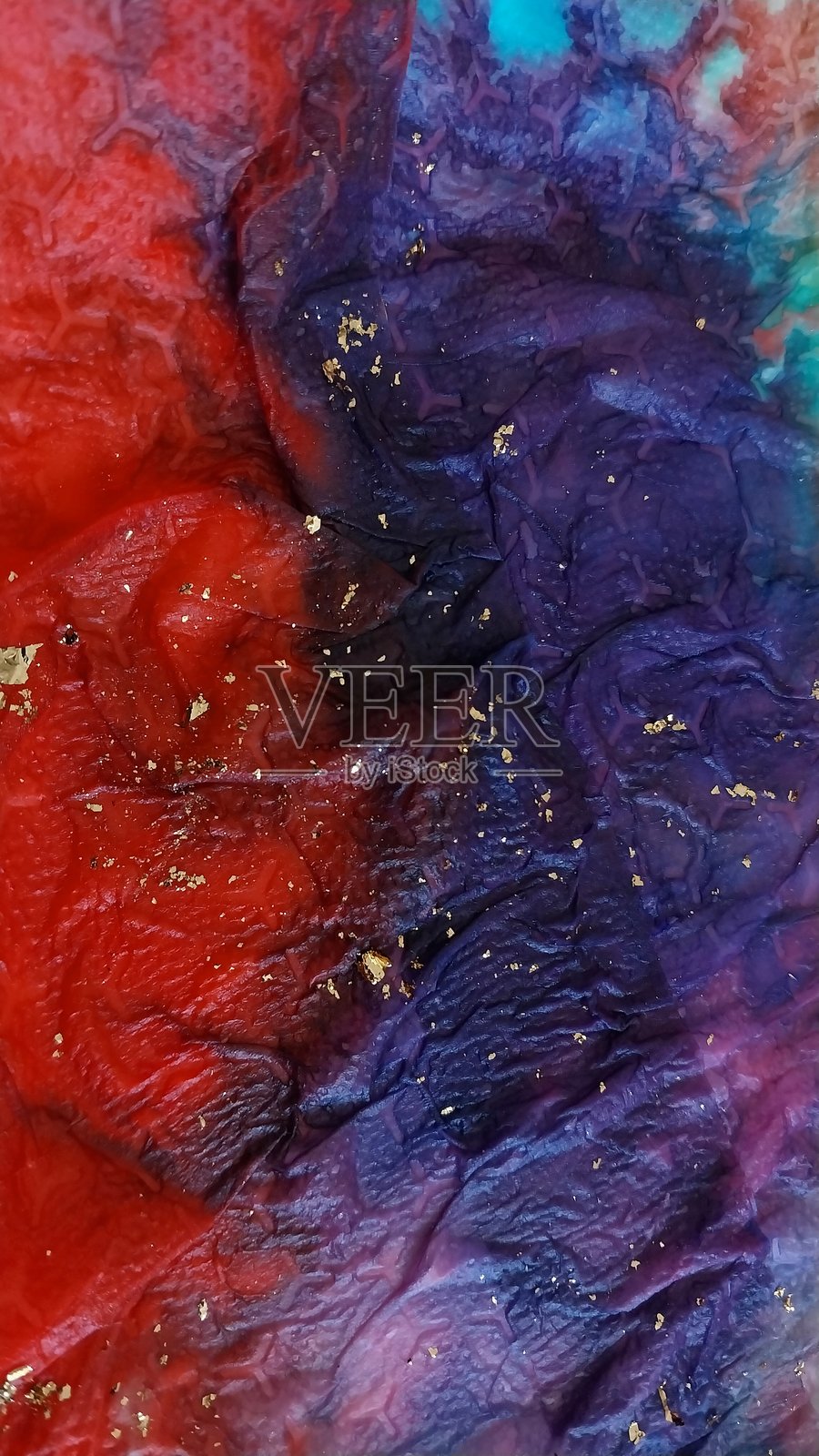 生动的抽象纹理，呈现红色和紫色的色调，点缀金色斑点，营造出动态而丰富的视觉效果。照片摄影图片