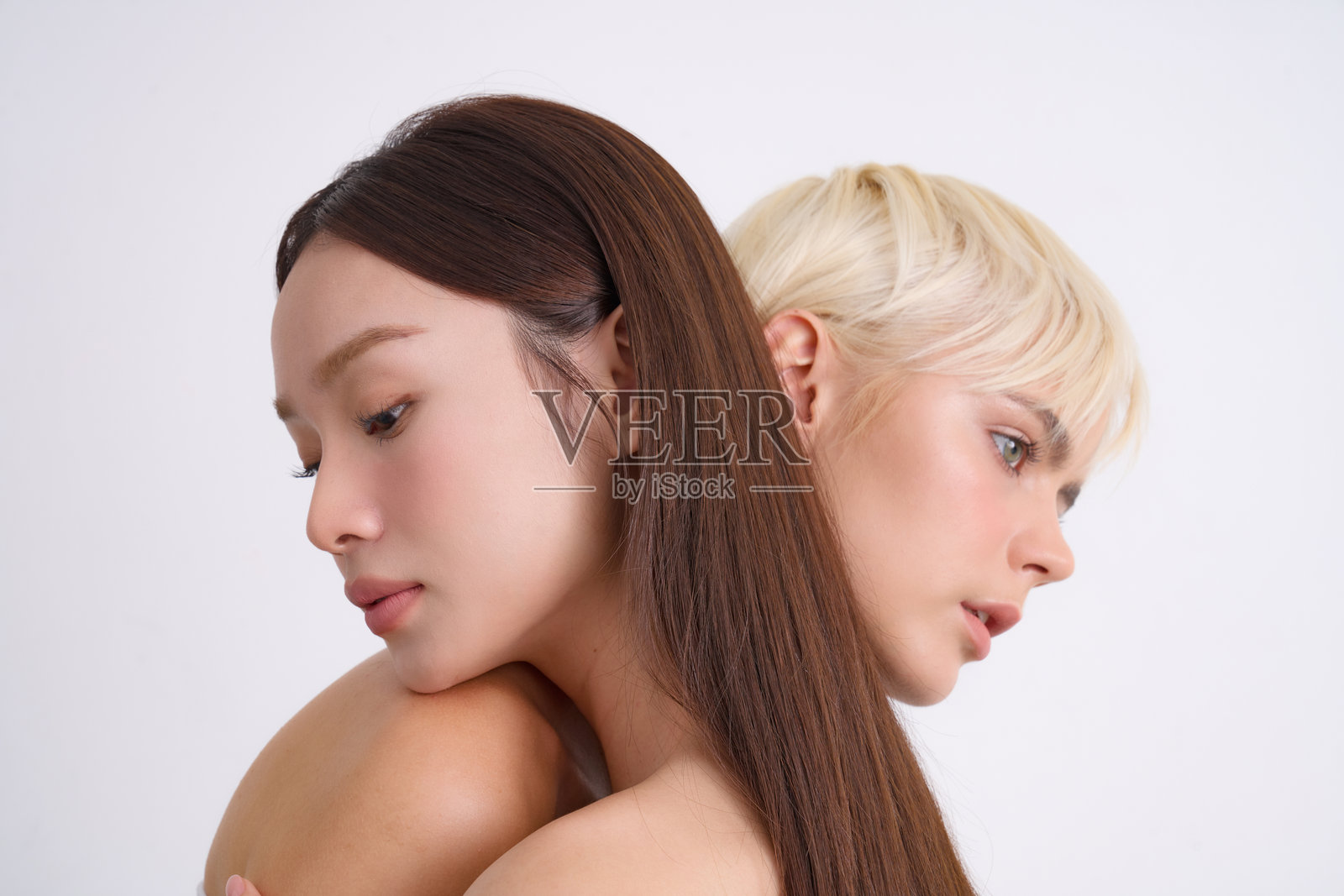 亚洲和白人女性的跨国护肤图片照片摄影图片