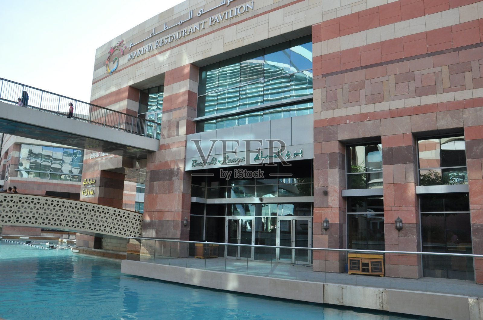 迪拜阿联酋的节日中心滨水区照片摄影图片