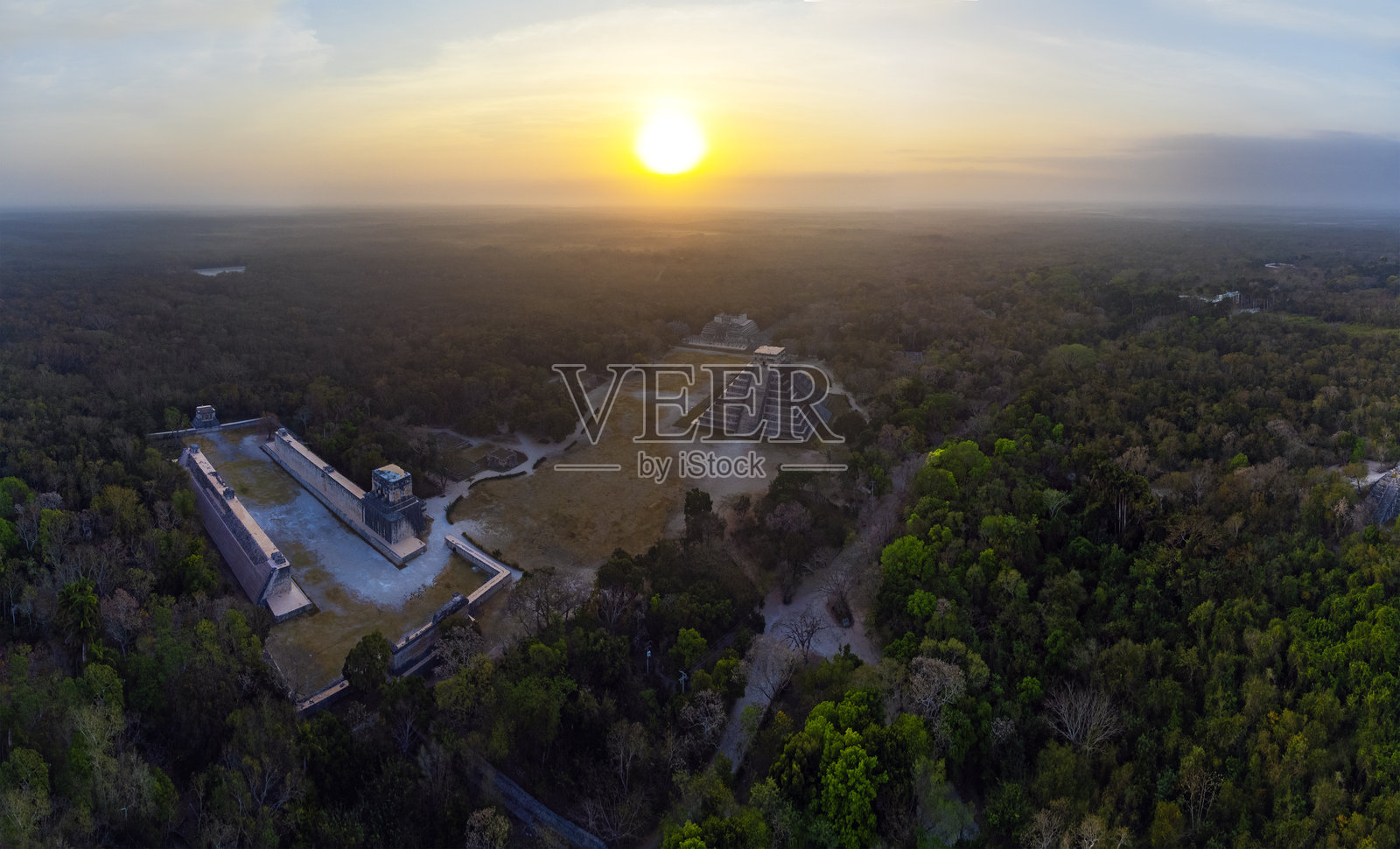 在神秘的黄昏丛林中无人机拍摄的奇琴伊察玛雅金字塔。照片摄影图片