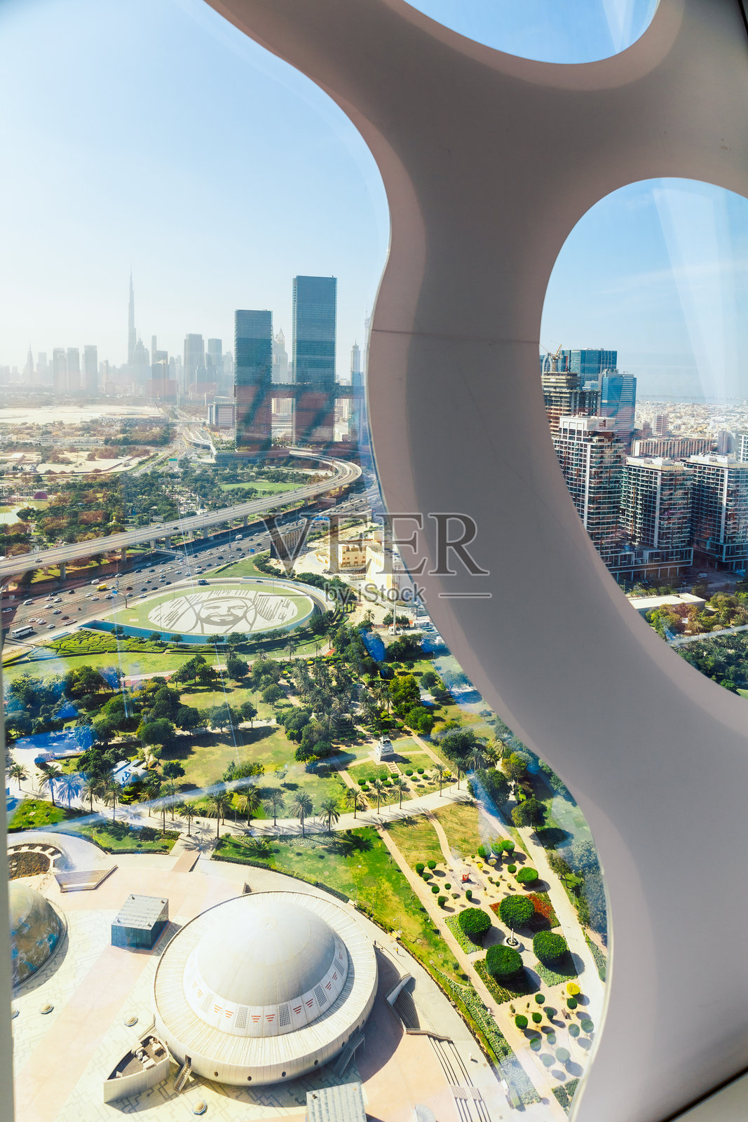 迪拜，阿联酋，城市全景，摩天大楼、街道、汽车交通。照片摄影图片