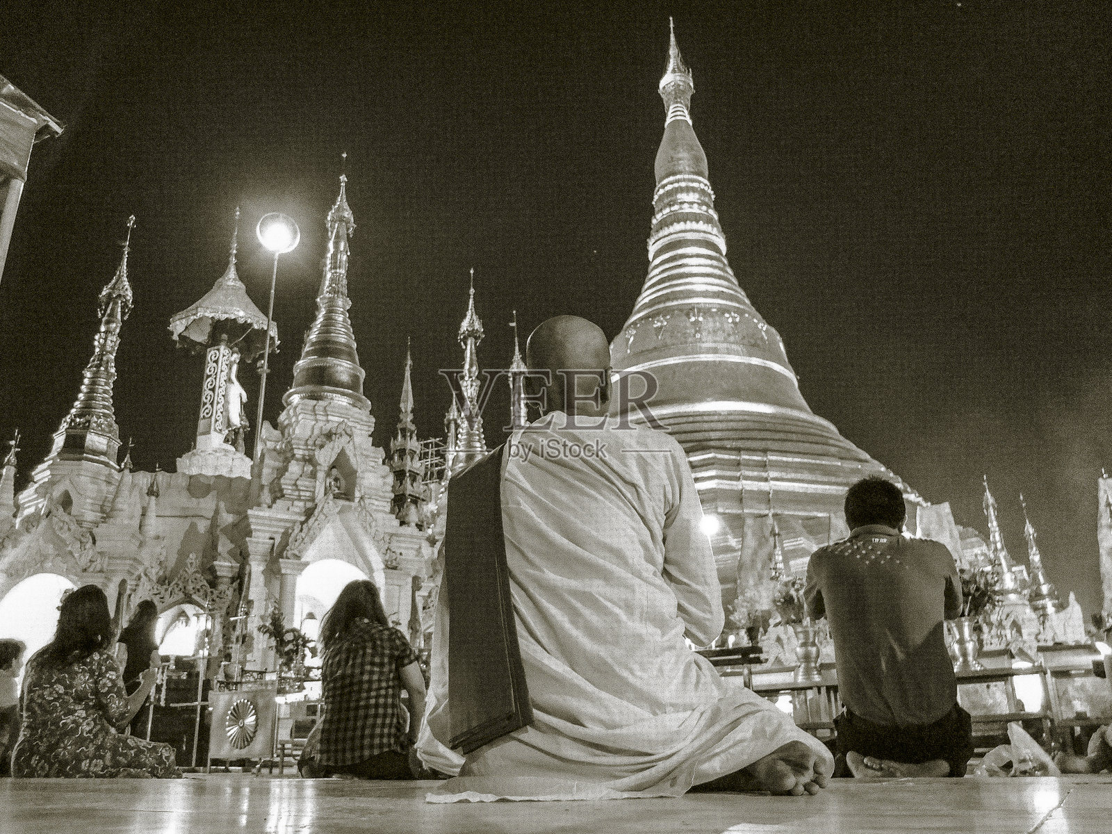 在瑞光大金塔的傍晚祈祷照片摄影图片