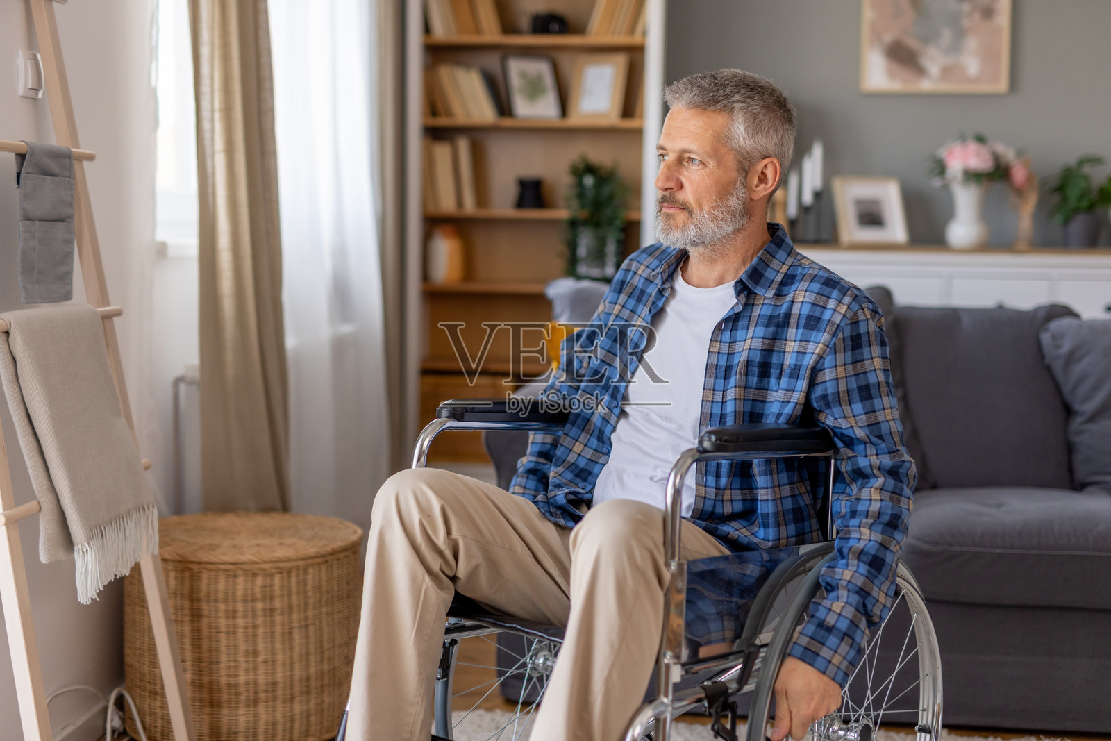 坐在轮椅上的成熟男性在户外沉思照片摄影图片