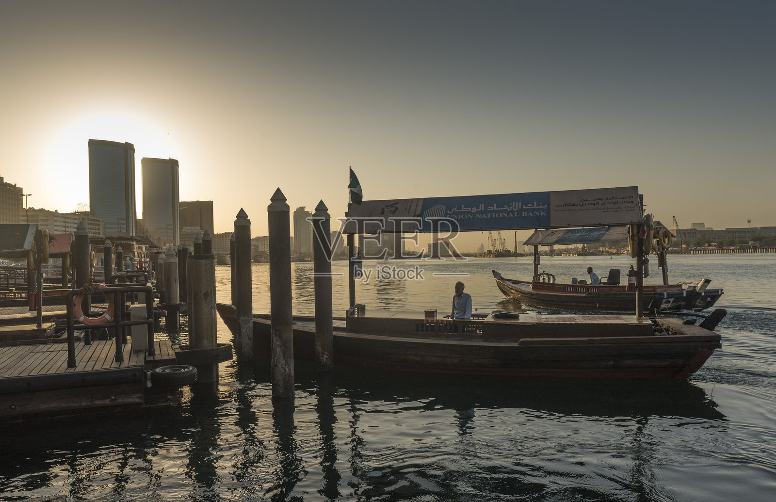 迪拜溪的传统船只运输照片摄影图片