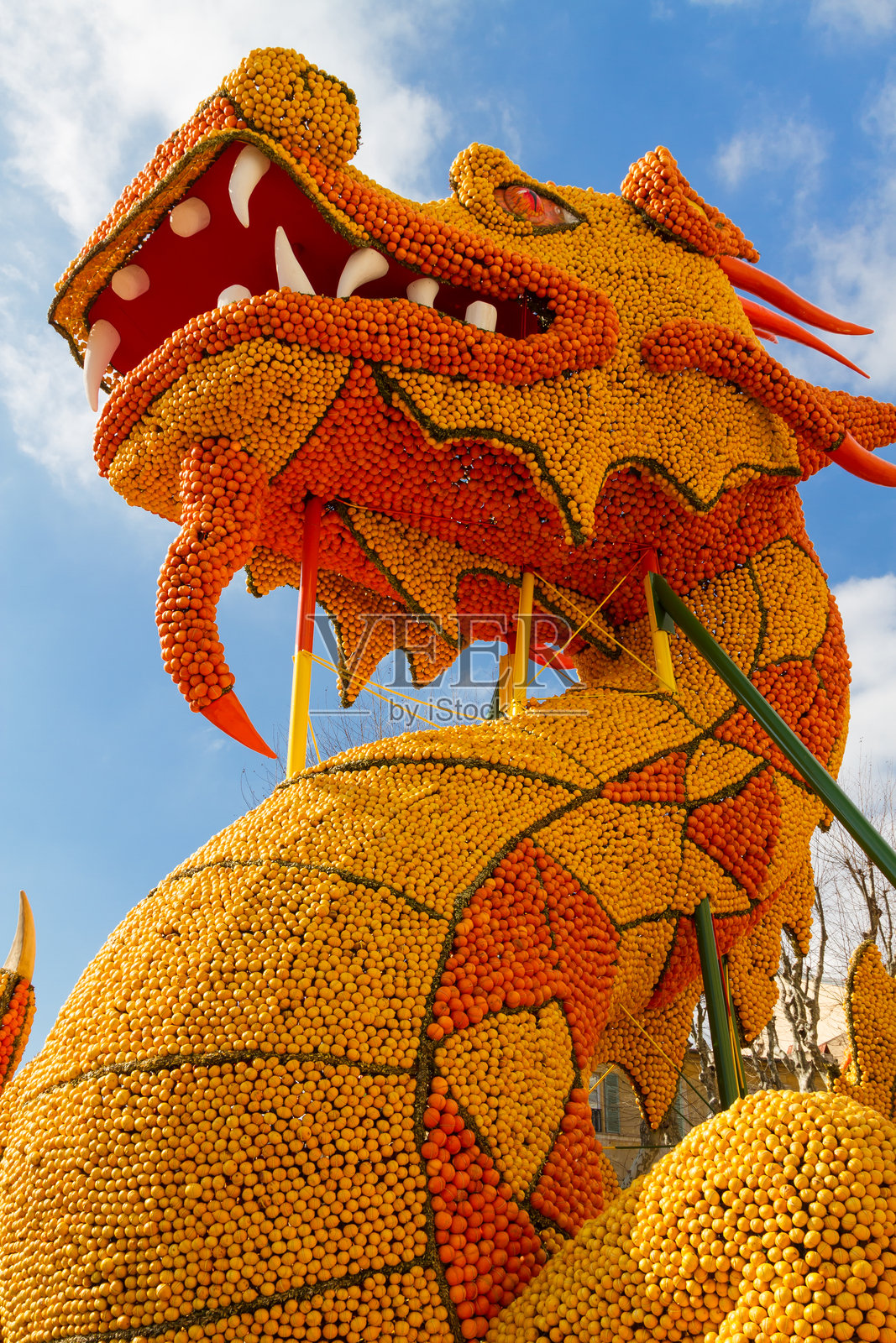 法国柠檬节上的龙雕像。照片摄影图片