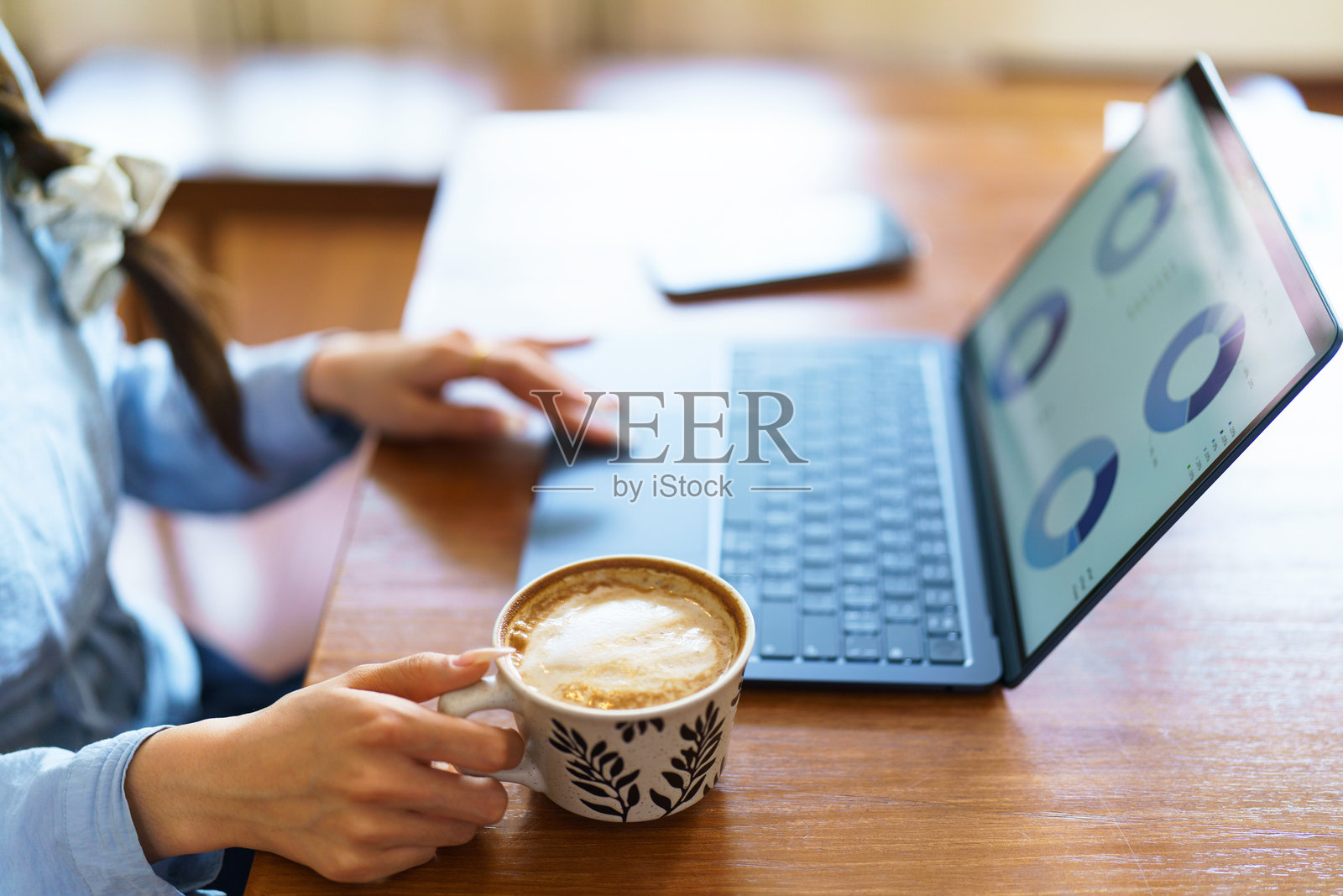 年轻女性在家工作照片摄影图片