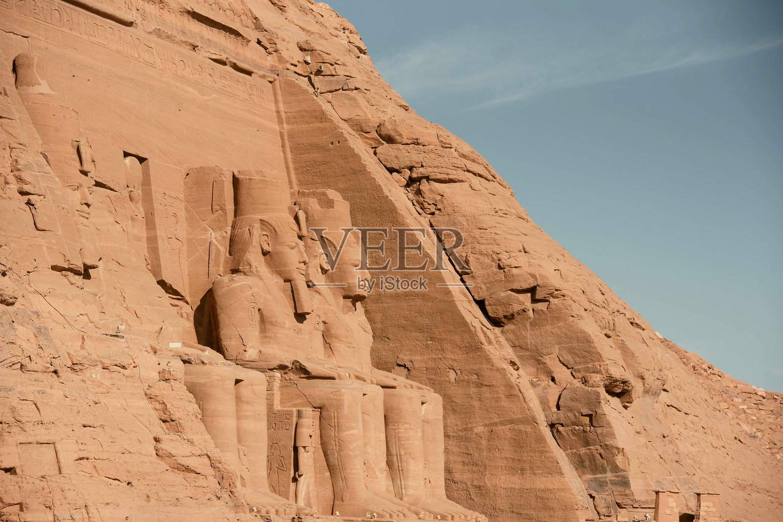 阿布辛贝神庙或拉美西斯二世神庙，位于埃及纳赛尔湖岸边照片摄影图片