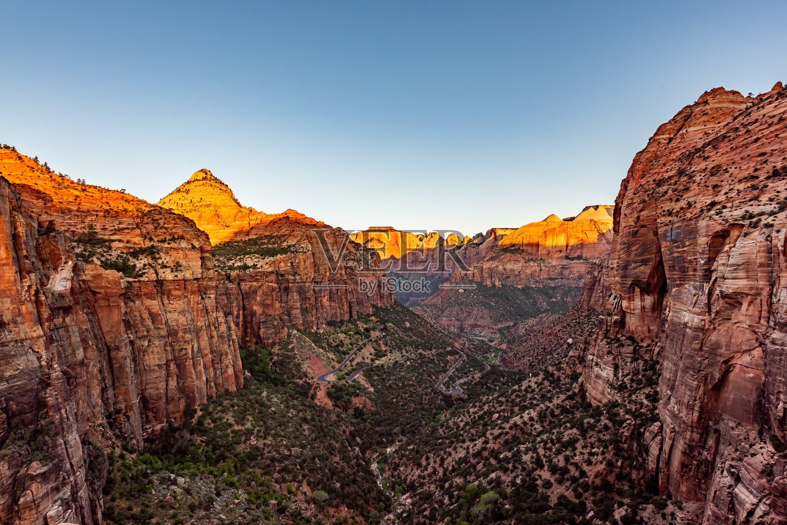 日出时从峡谷观景步道俯瞰锡安国家公园的景色。犹他州，美国。照片摄影图片