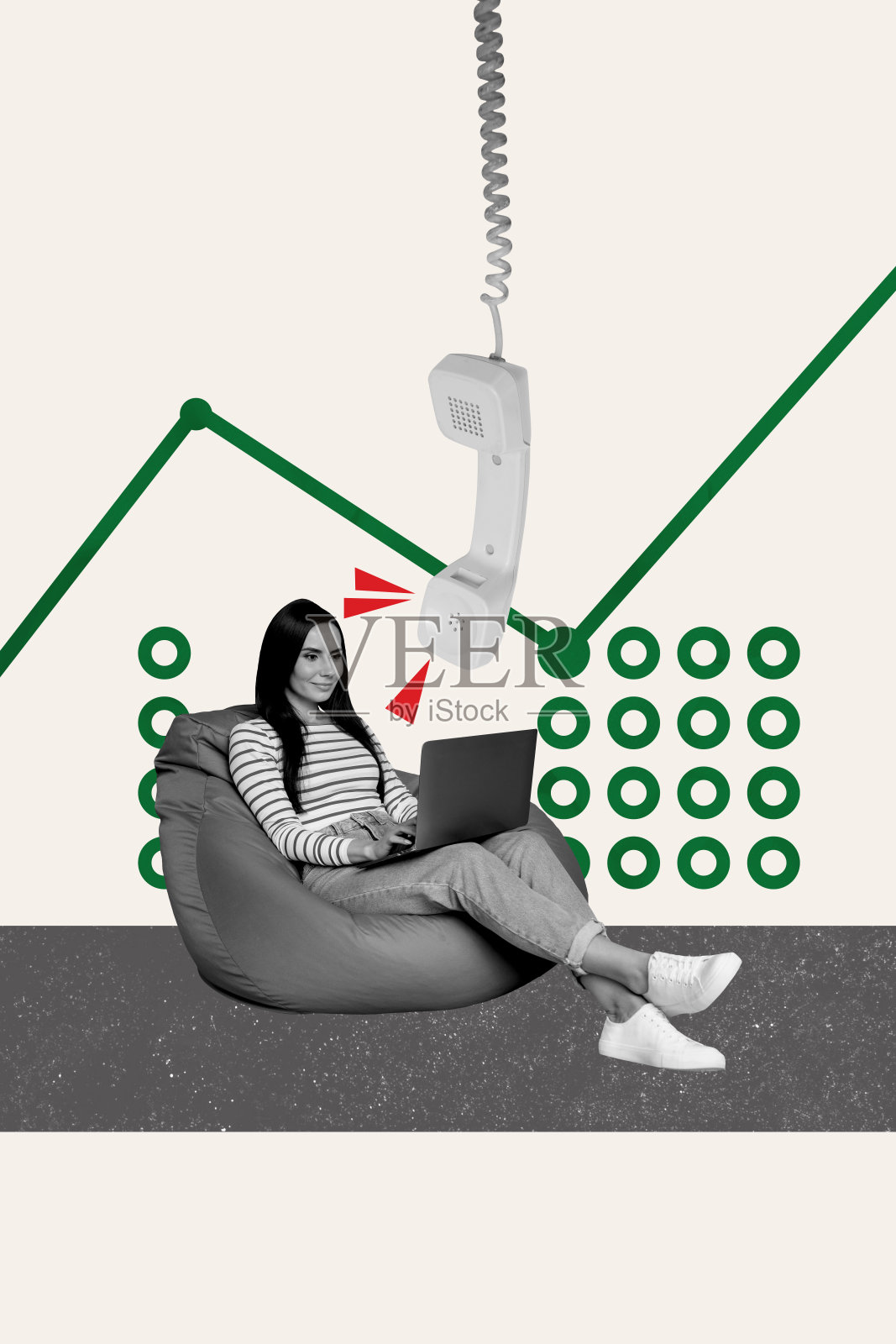 年轻女性坐在笔记本电脑前进行远程工作，接听固定电话，旁边有进展和增长统计图表的竖向图片拼贴。照片摄影图片