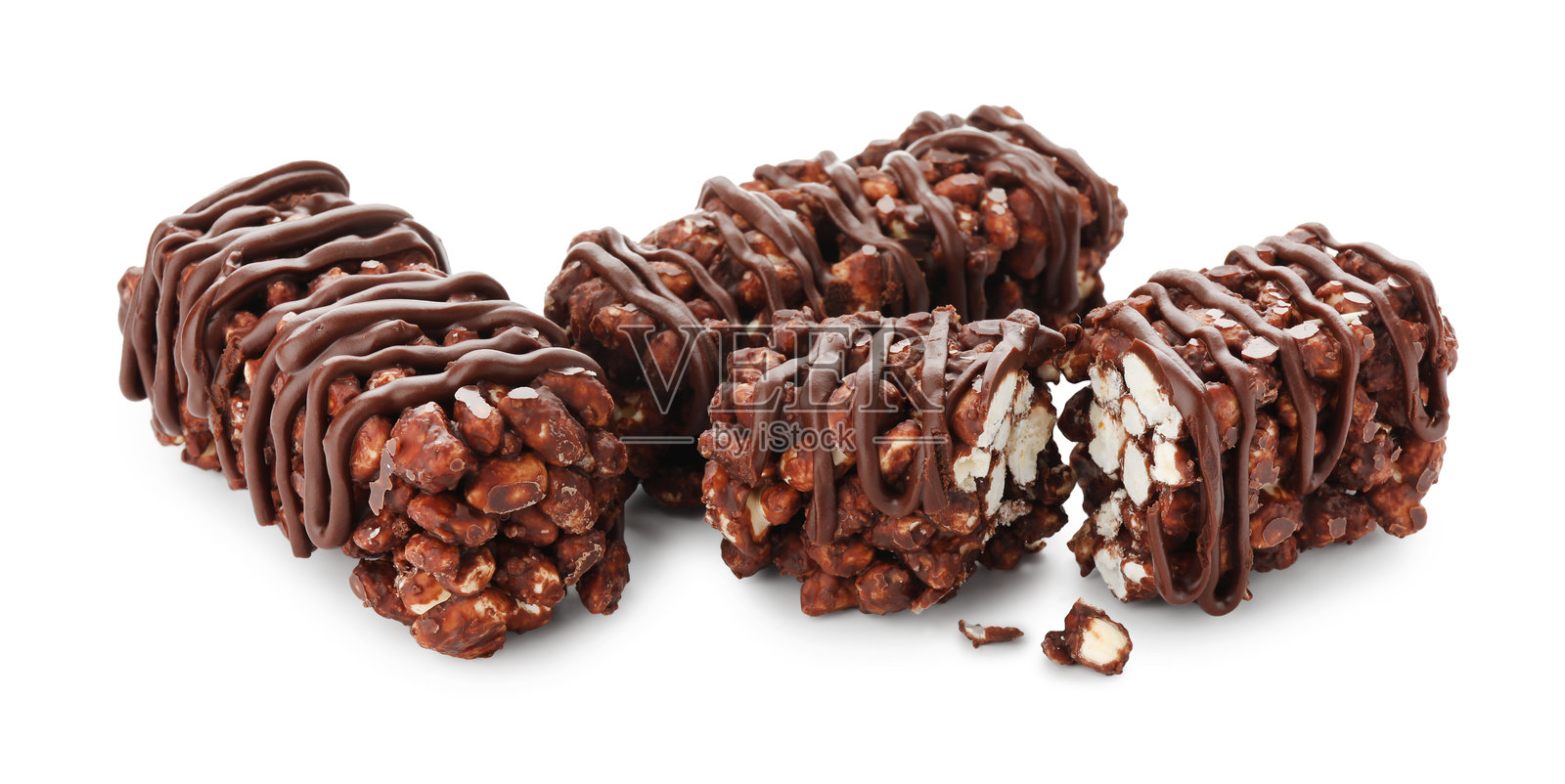 美味的巧克力膨化米棒，背景为白色照片摄影图片