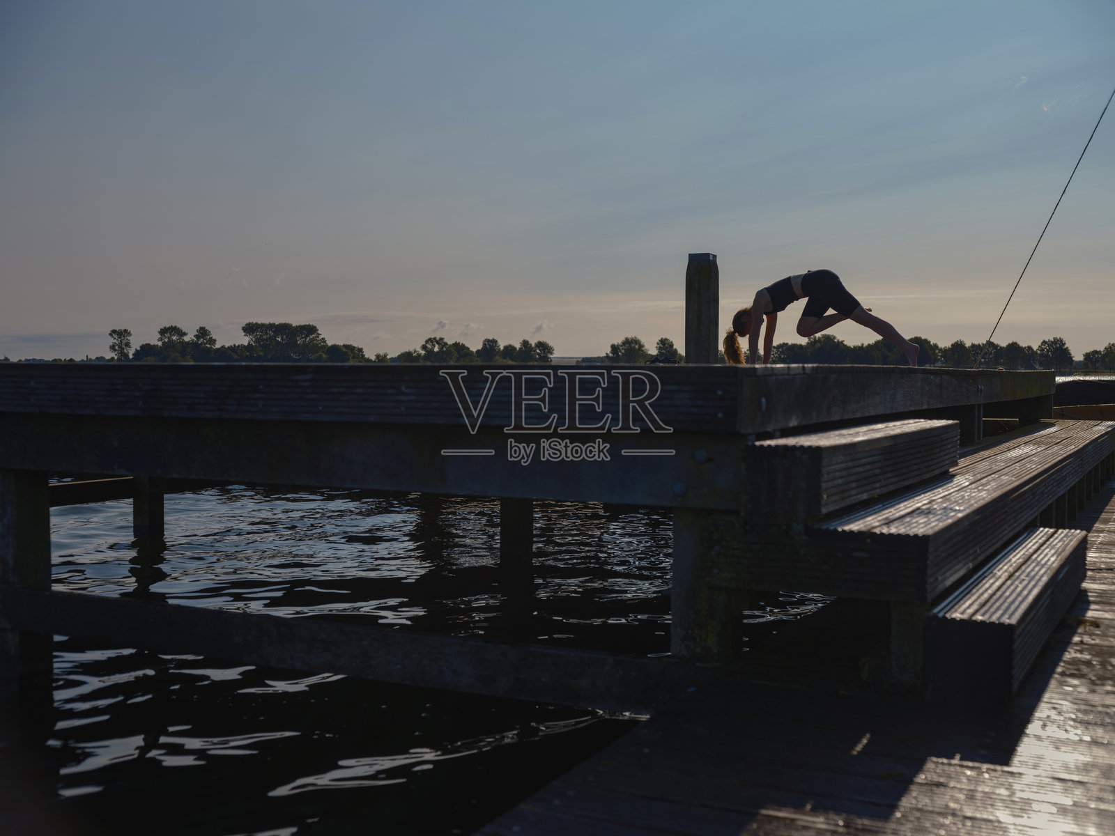 湖边码头上的瑜伽姿势剪影 2照片摄影图片