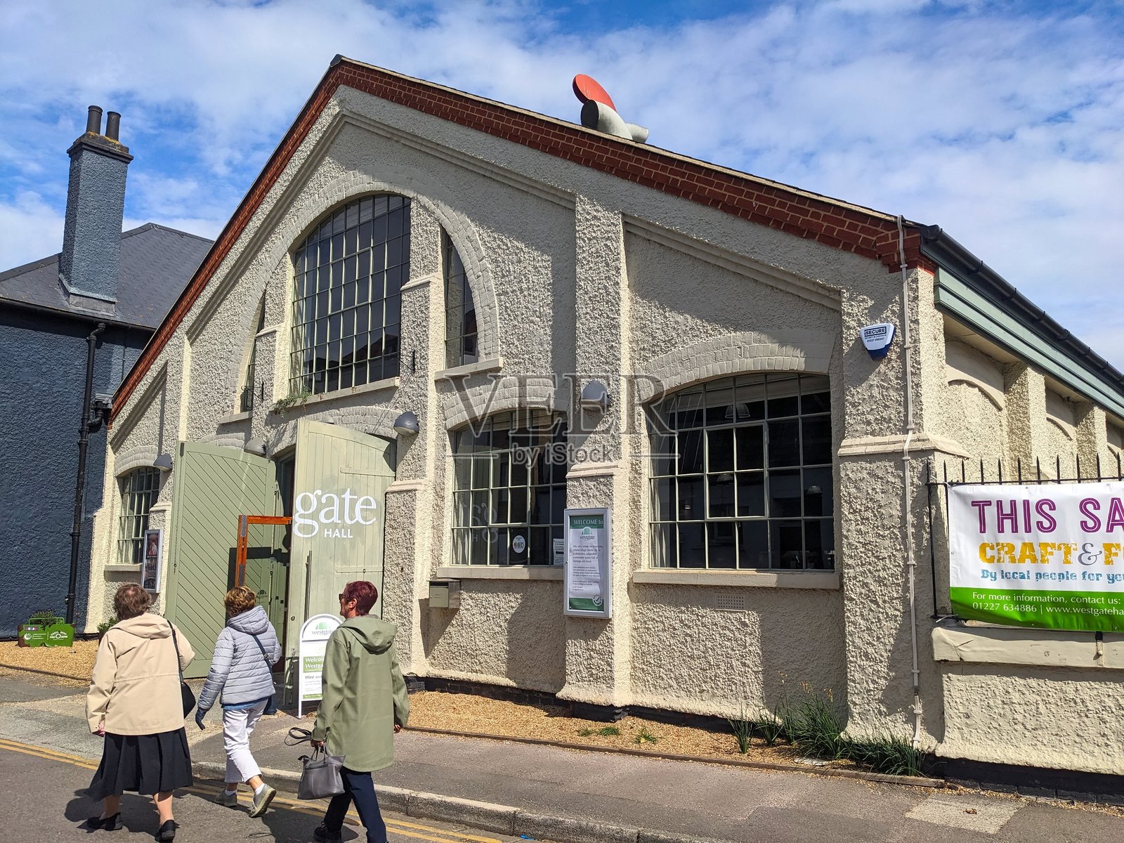 行人漫步前往建筑风格独特的西门大厅附近的当地市场照片摄影图片