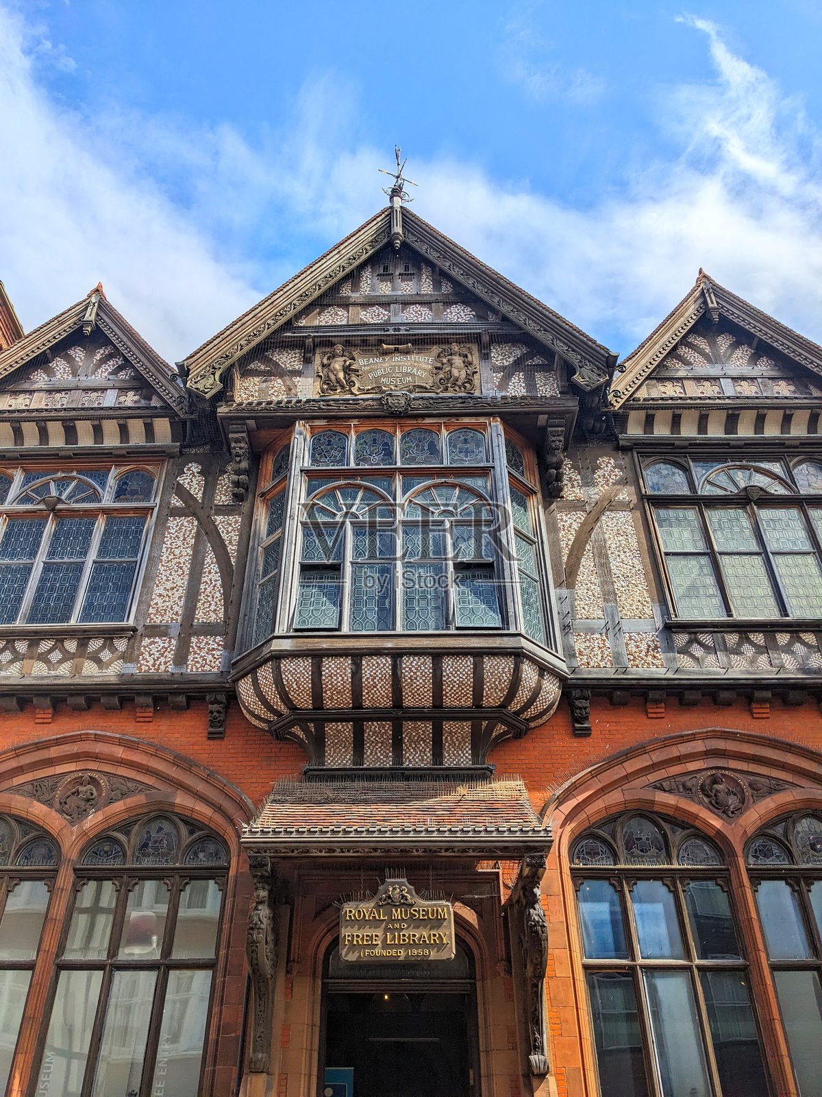 坎特伯雷皇家博物馆和自由图书馆的维多利亚建筑在阳光明媚的日子里照片摄影图片