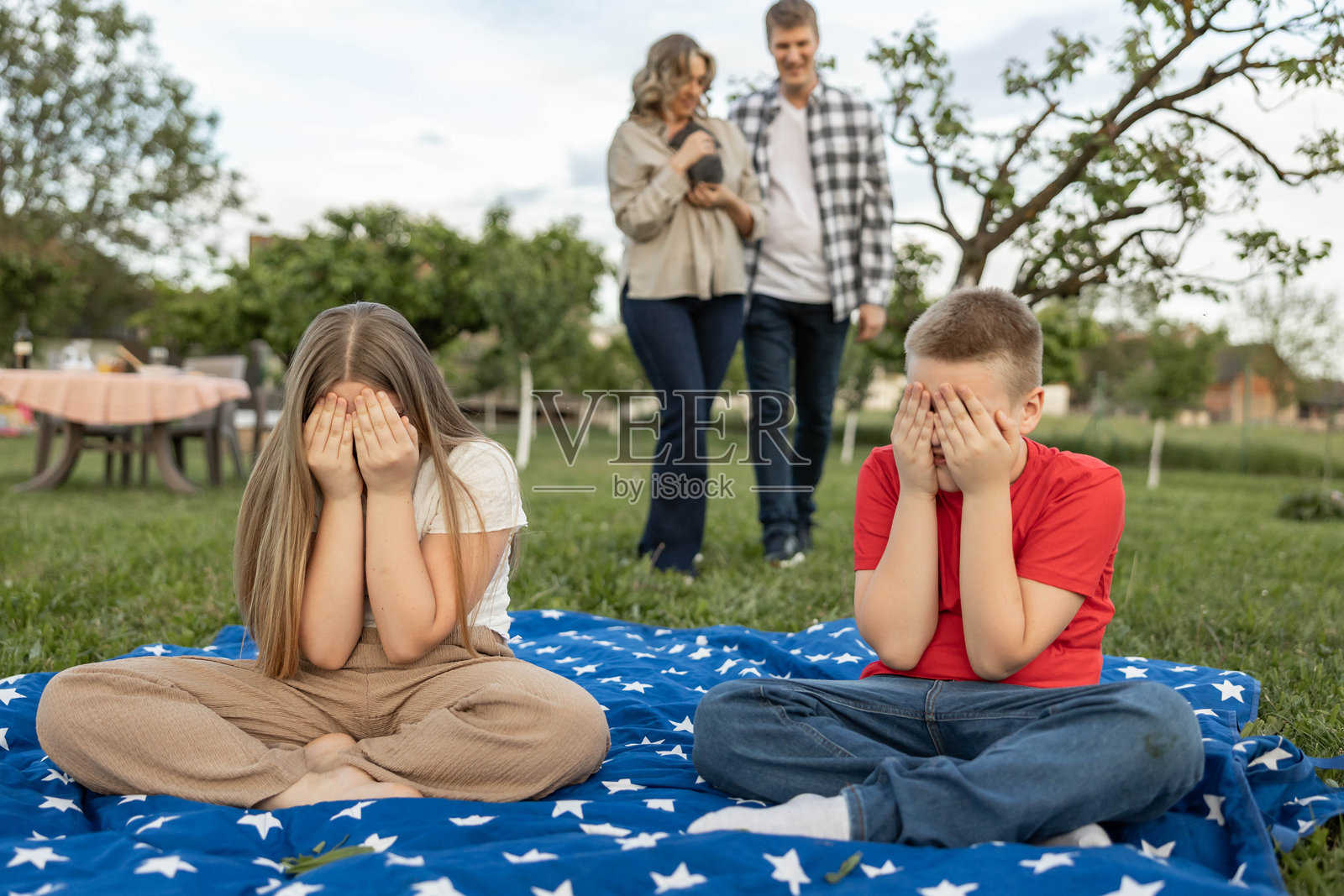 孩子们在大自然中玩捉迷藏照片摄影图片