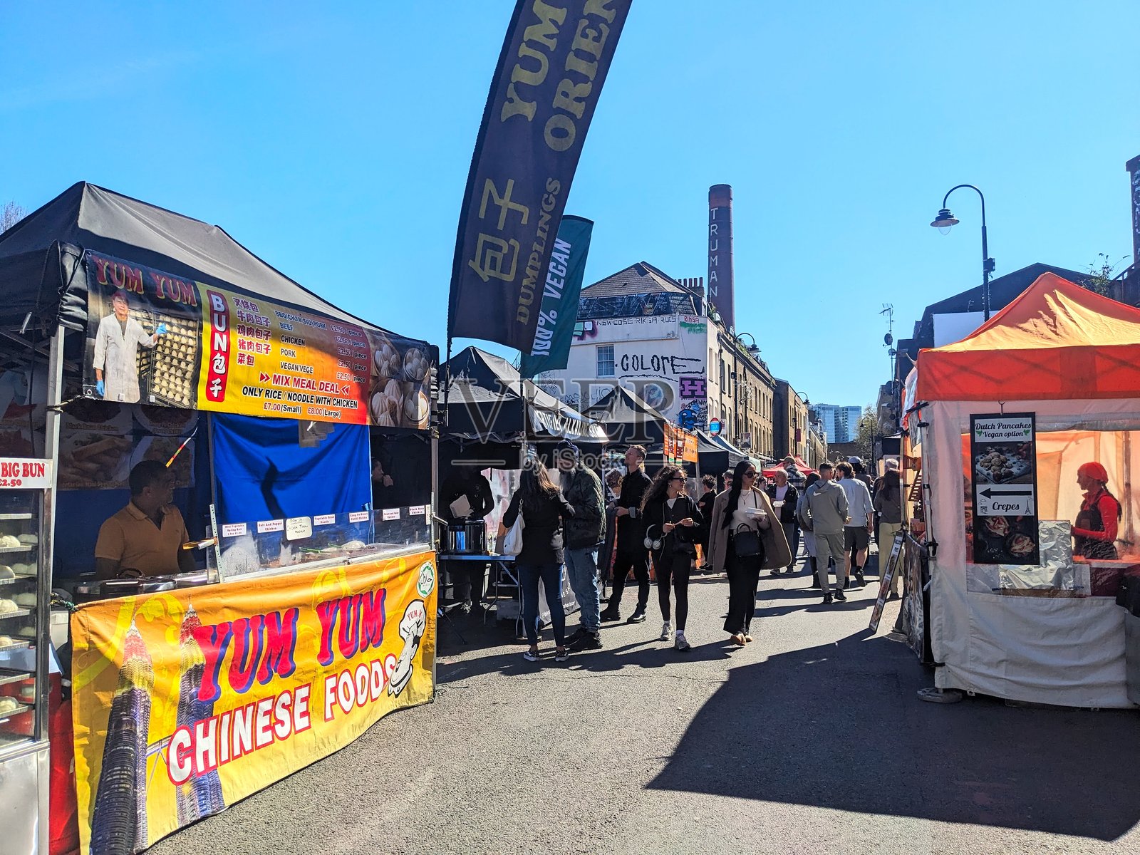 阳光明媚的肖尔迪奇砖巷街市，熙熙攘攘的人群和美食摊位照片摄影图片