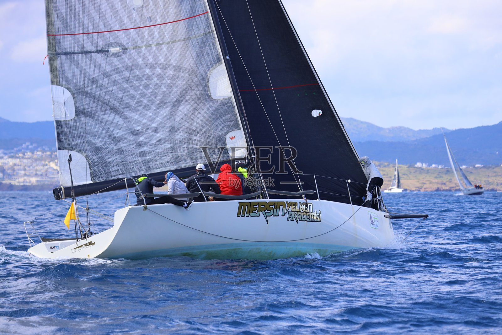 帆船在爱琴海的蓝色海水中迎风航行，靠近著名度假胜地博德鲁姆的海岸。照片摄影图片