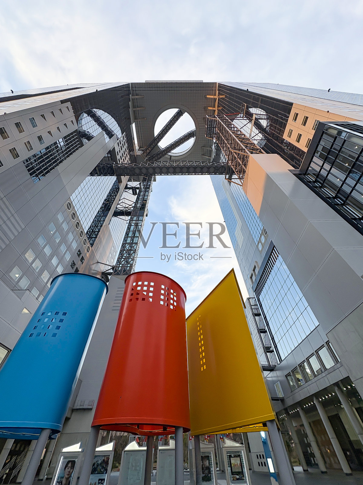 从下方看大阪的梅田蓝天大厦照片摄影图片