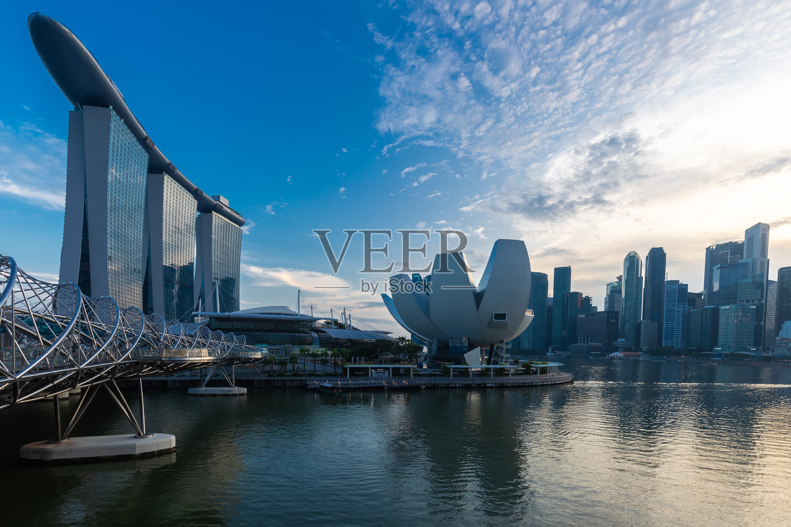 新加坡市中心天际线的滨海湾日落美景，展现出令人惊叹的建筑。照片摄影图片