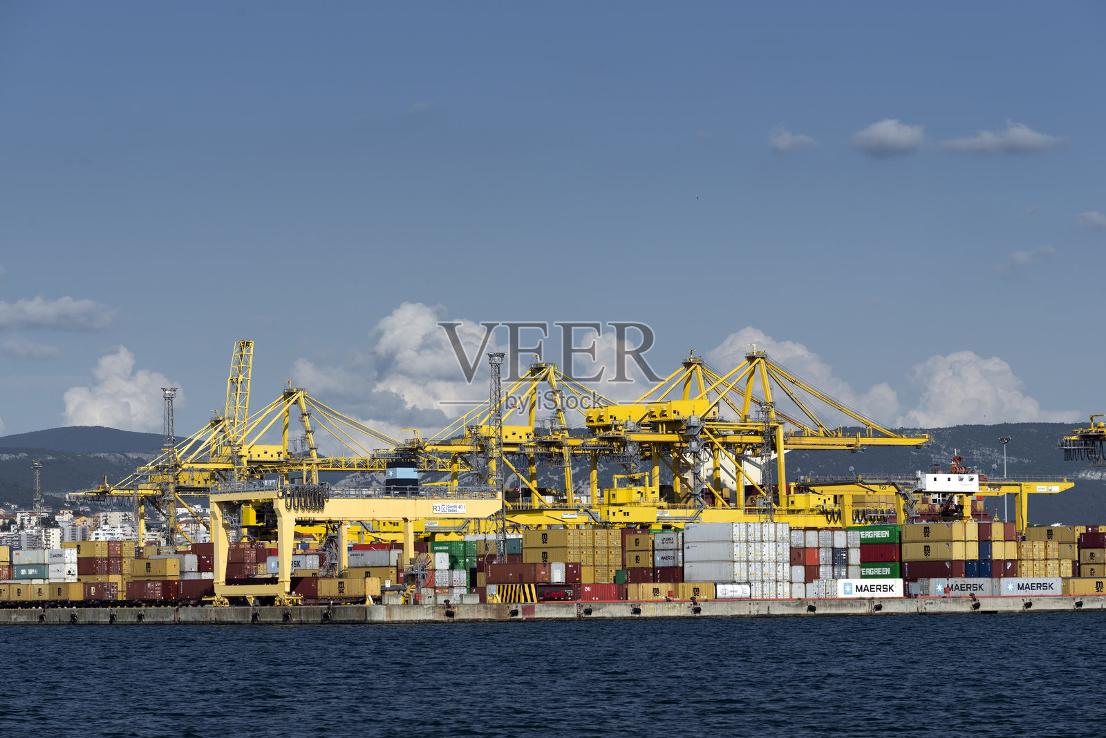 特里斯特港第七码头的视图，配有用于装卸集装箱的起重机照片摄影图片