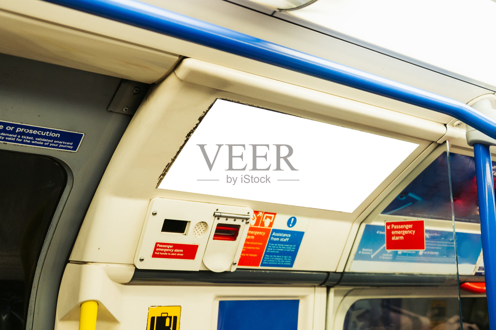 火车内部的空白广告位照片摄影图片