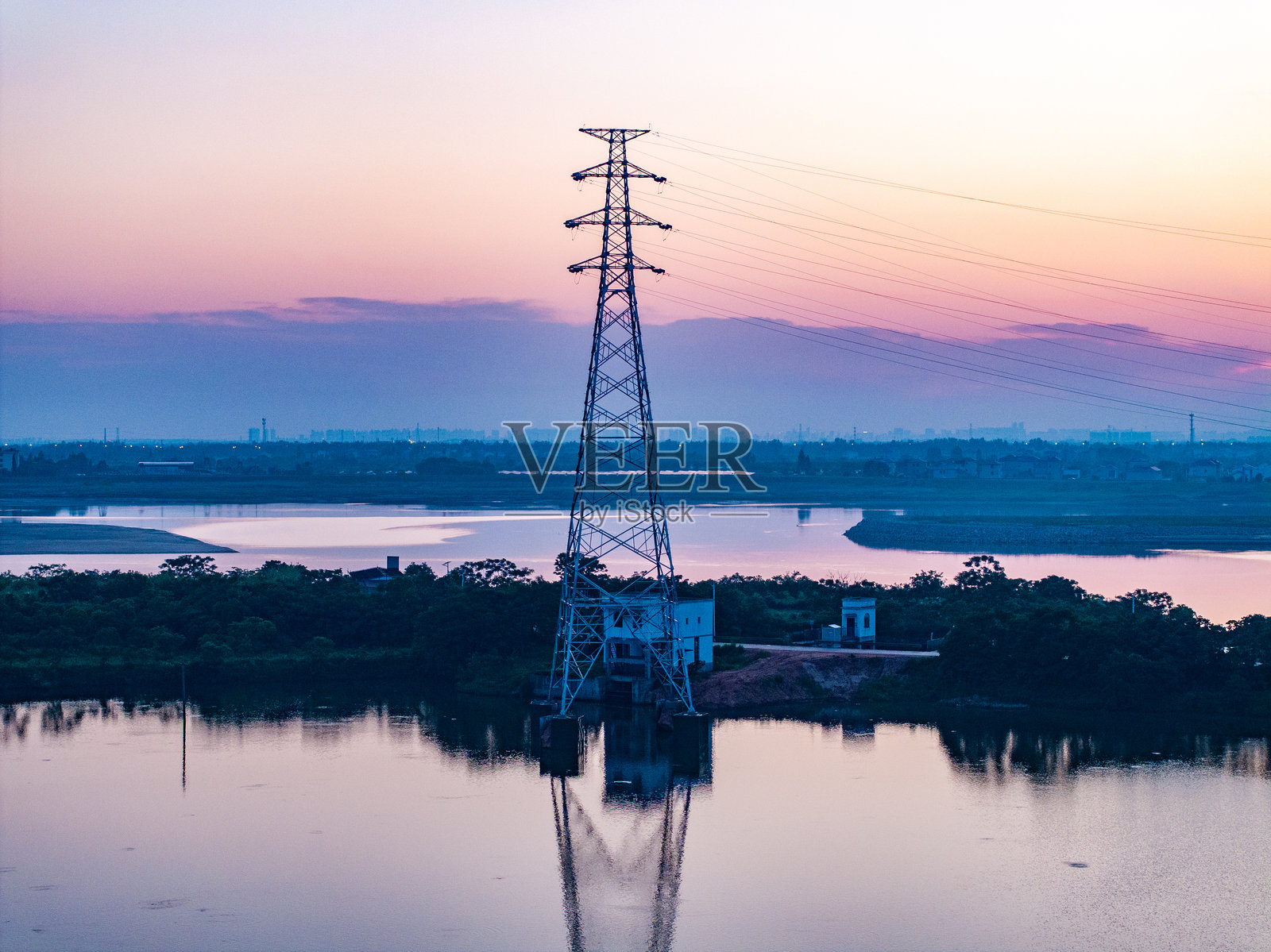 日落时分的电力传输塔照片摄影图片