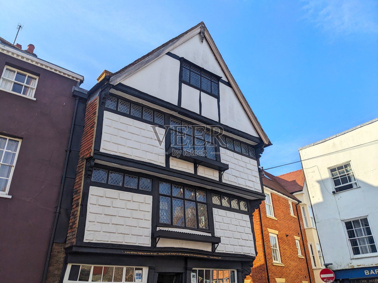 歪歪的房子，历史悠久的坎特伯雷阳光明媚的日子里，别致的木框建筑和商店照片摄影图片