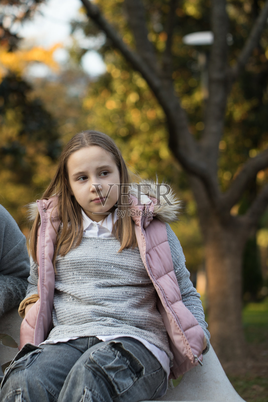 户外穿着粉色背心的可爱小女孩肖像照片摄影图片