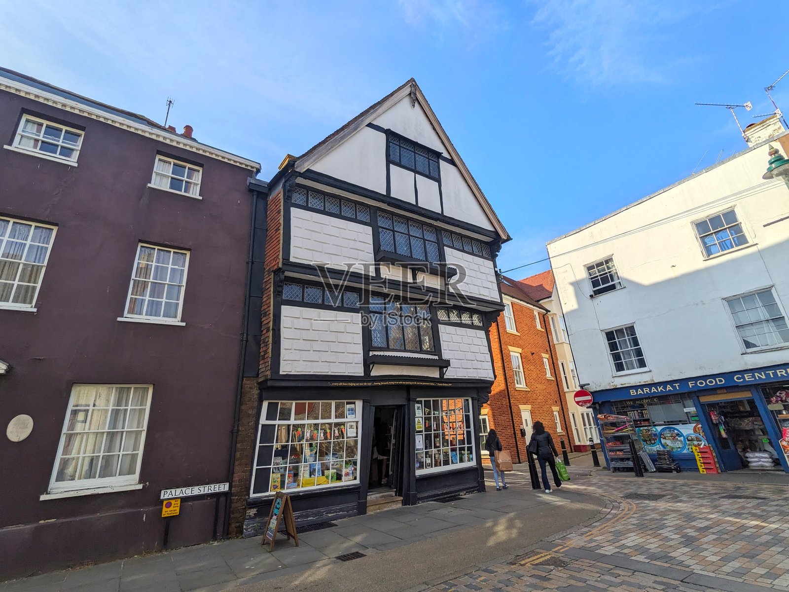 坎特伯雷历史悠久的宫殿街，迷人的木框建筑和悠闲漫步的行人照片摄影图片