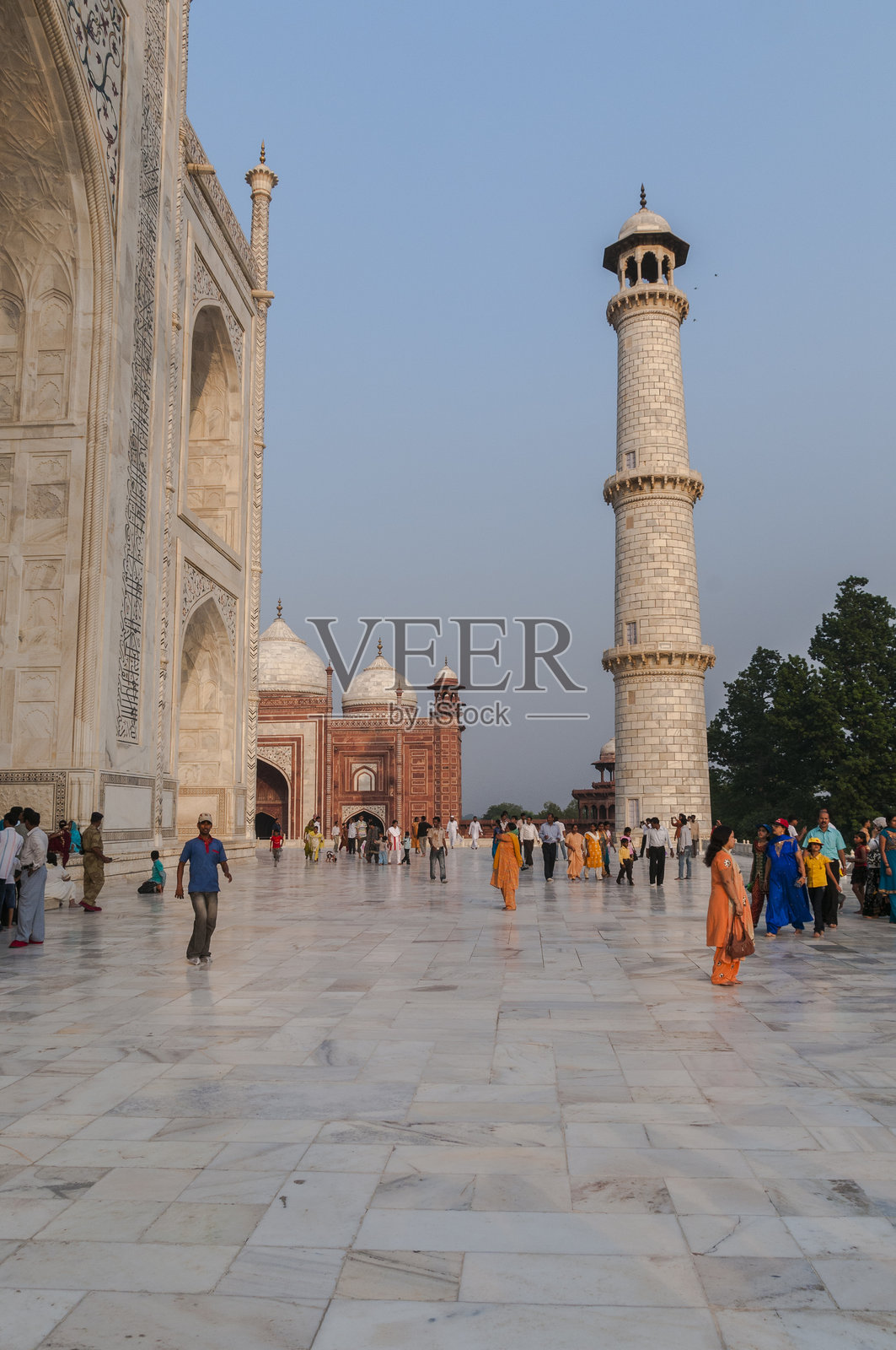 游客在泰姬陵照片摄影图片