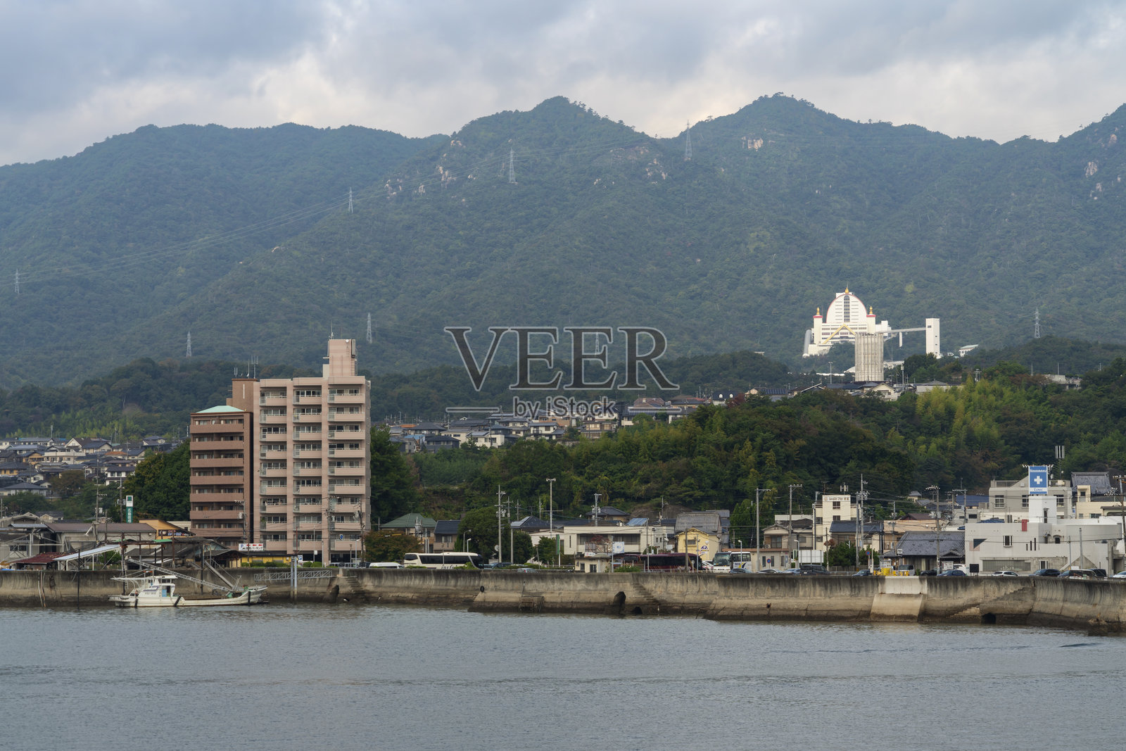 日本广岛县八塩市宫岛口邻里，位于日本内海的海岸，秋天的阴天。照片摄影图片