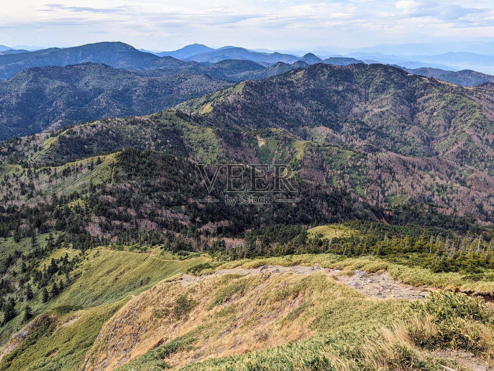 十月时从长野县山之内町的岩菅山俯瞰志贺高原。照片摄影图片