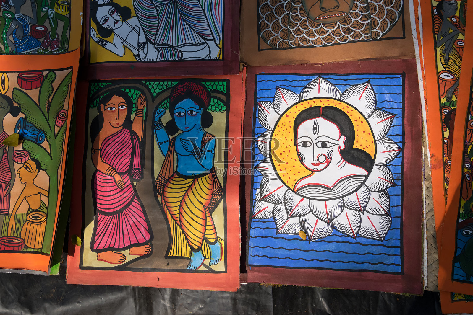 平拉村正在准备出售五彩缤纷的手工艺品。照片摄影图片