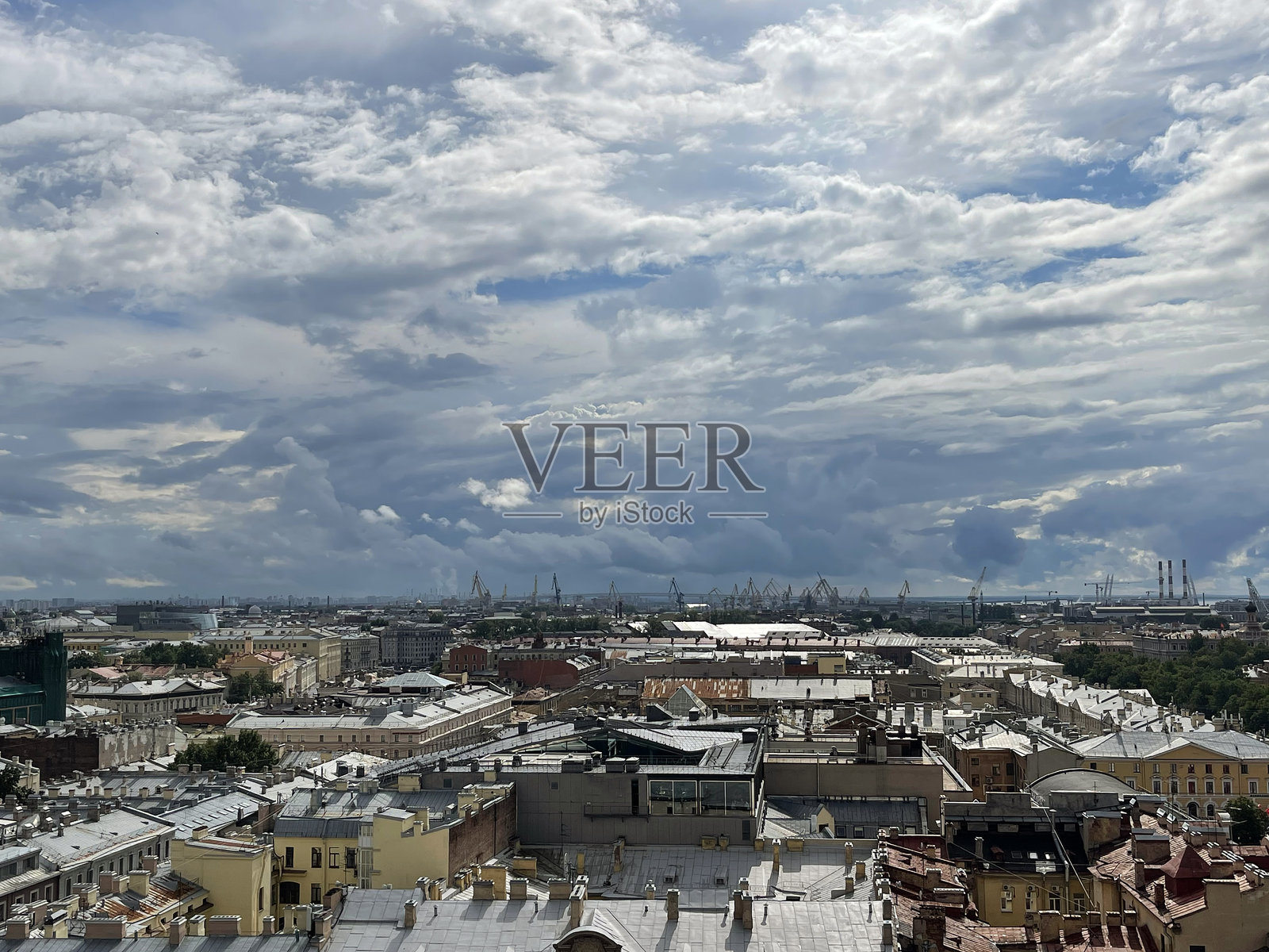 从圣彼得堡圣以撒大教堂的观景台俯瞰城市景观照片摄影图片