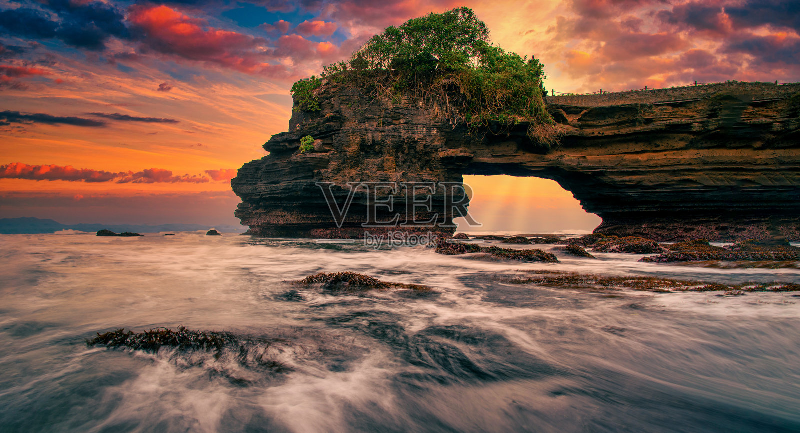 印度尼西亚巴厘岛日落时分的海上塔纳洛特寺。照片摄影图片