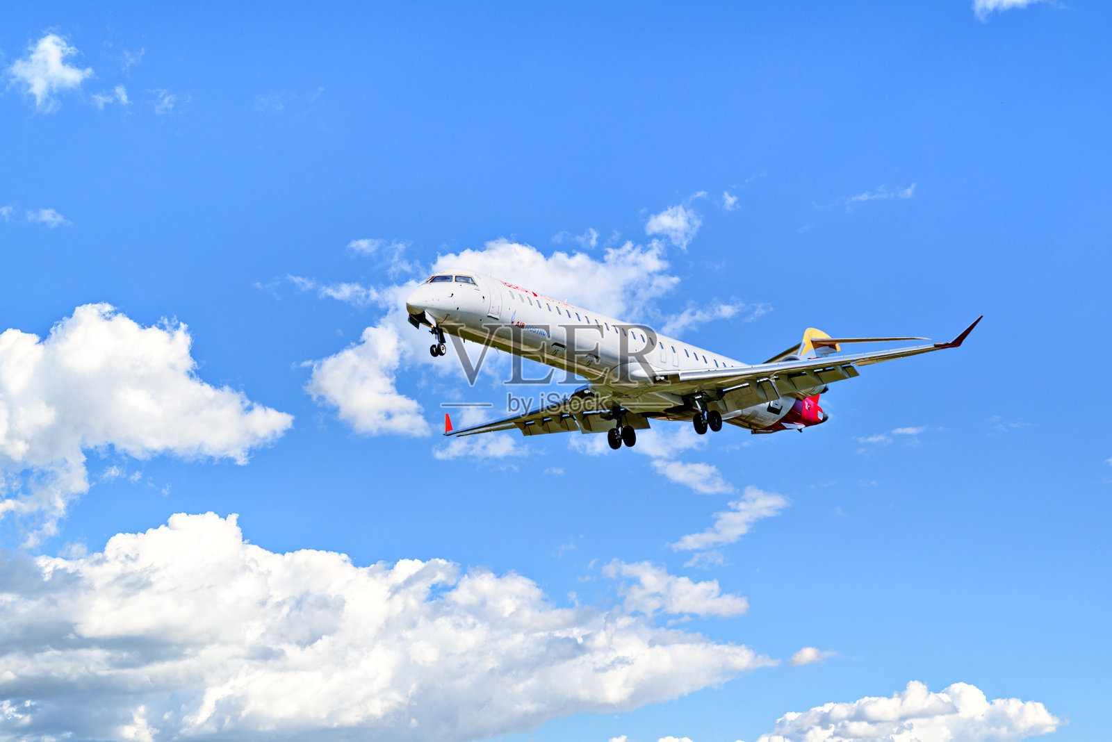 伊比利亚地区的三菱CRJ-1000在巴塞罗那-埃尔普拉特的约瑟普·塔拉德拉斯机场降落照片摄影图片