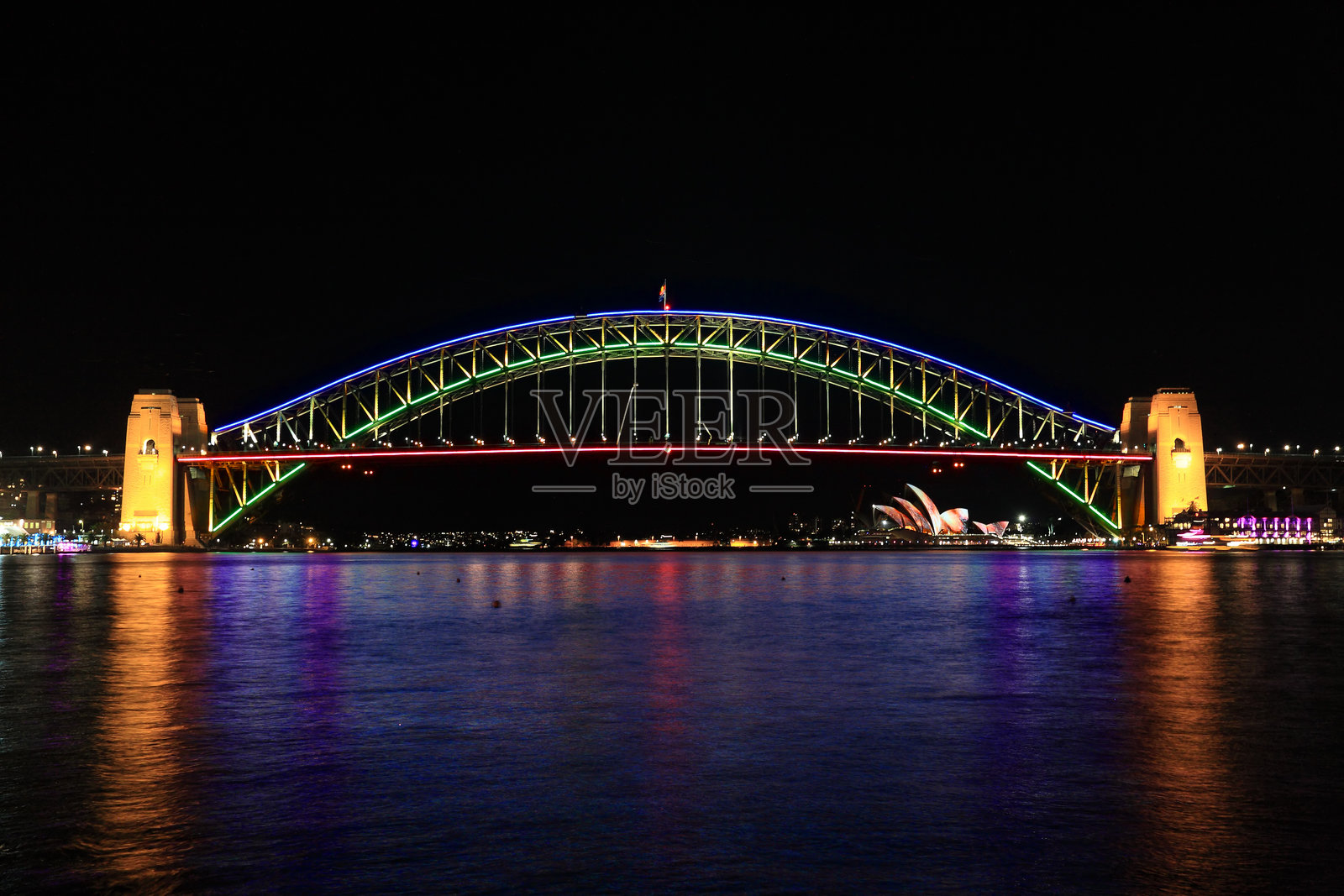 悉尼海港大桥在美丽的色彩中闪耀照片摄影图片