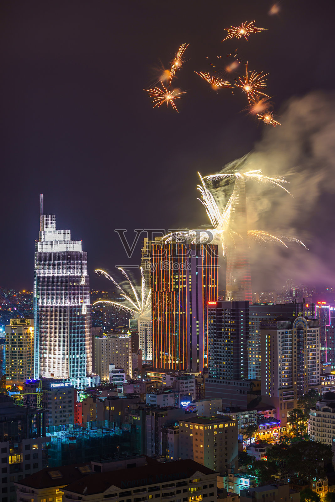 胡志明市的鸟瞰图与烟花表演照片摄影图片