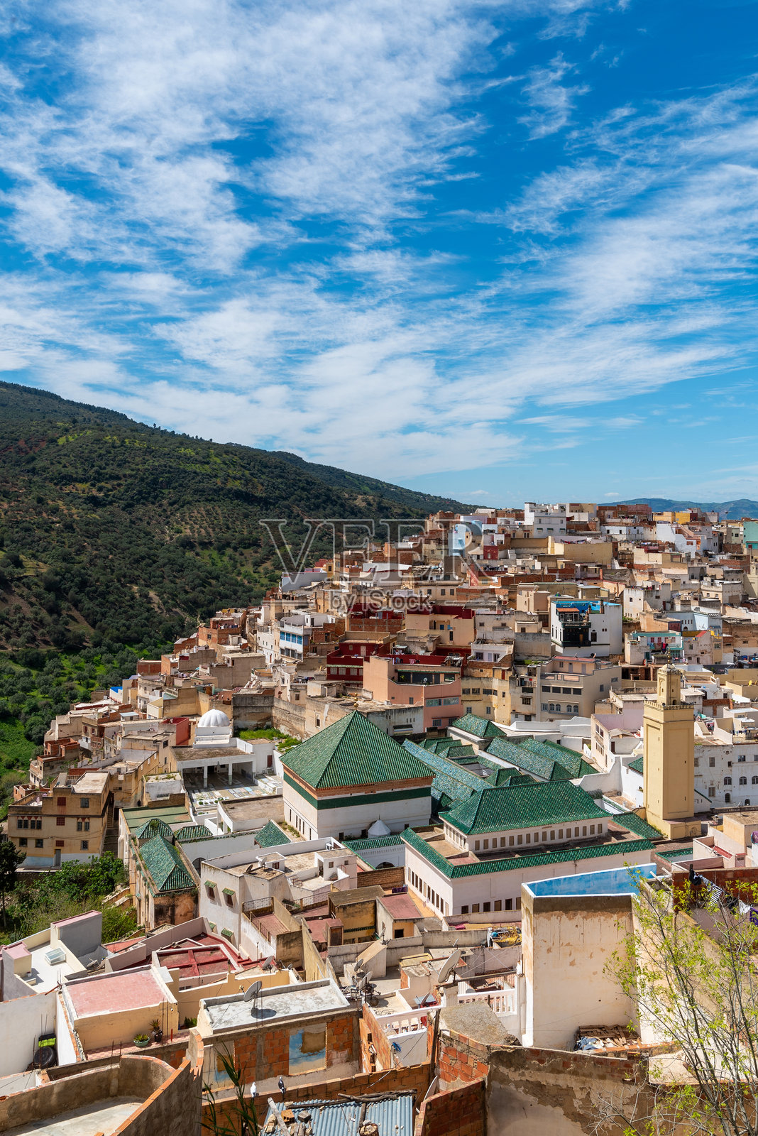 摩洛哥北部的穆莱伊德里斯·泽尔霍恩与穆莱伊德里斯二世清真寺，位于沃卢比利斯罗马遗址附近照片摄影图片