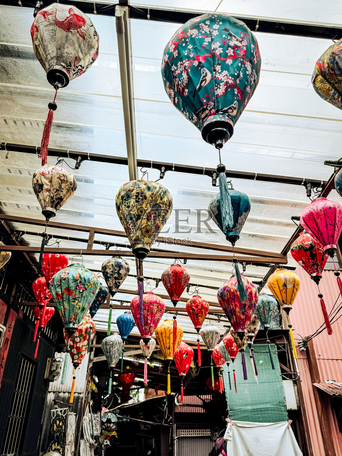 马来西亚槟城传统渔村悬挂的装饰品照片摄影图片