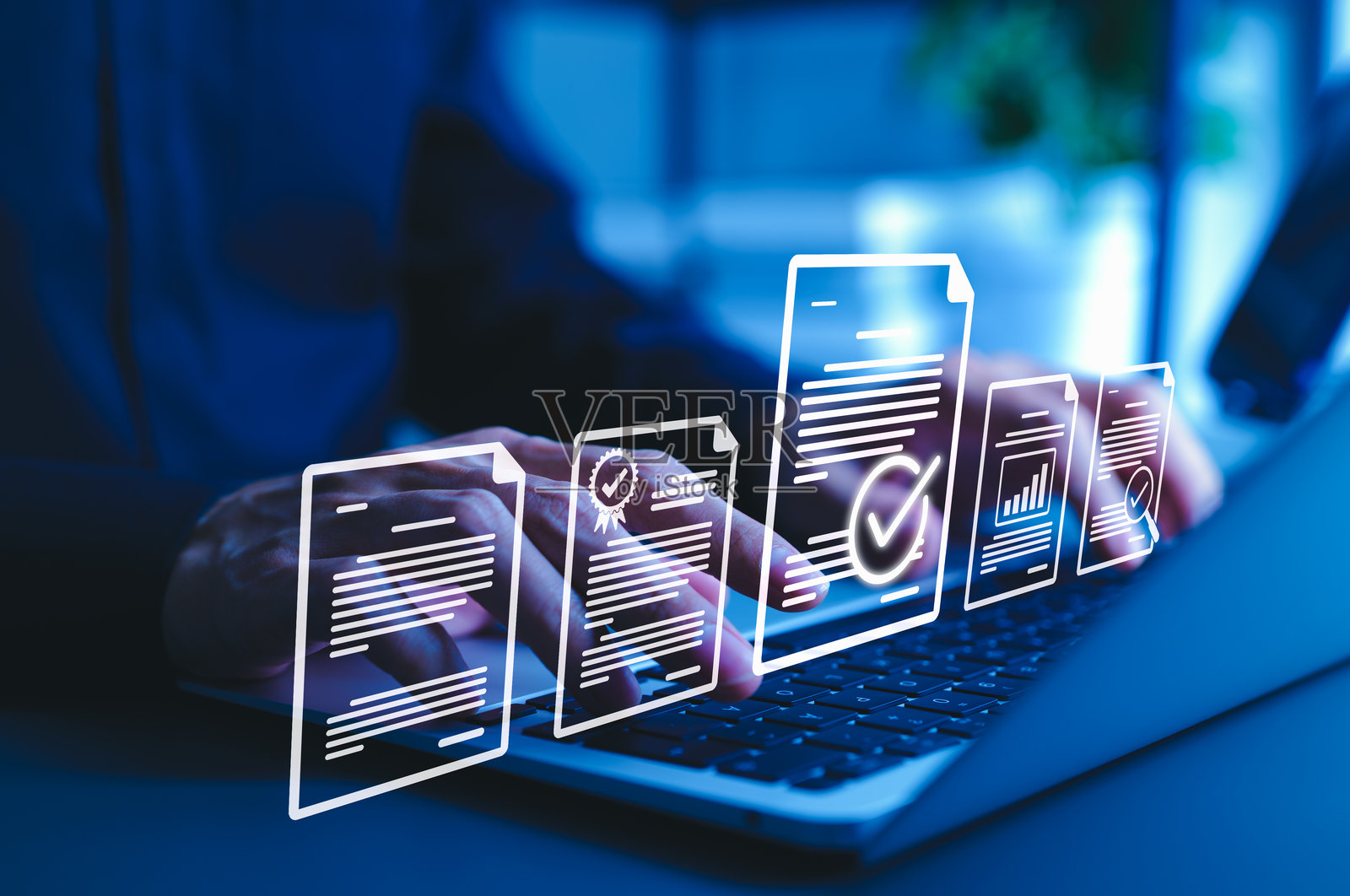 文档审查和质量控制流程概念。一个人使用笔记本电脑，旁边有文档和勾选图标，代表审查、验证、批准、核查、审计、合规和工作流程。照片摄影图片